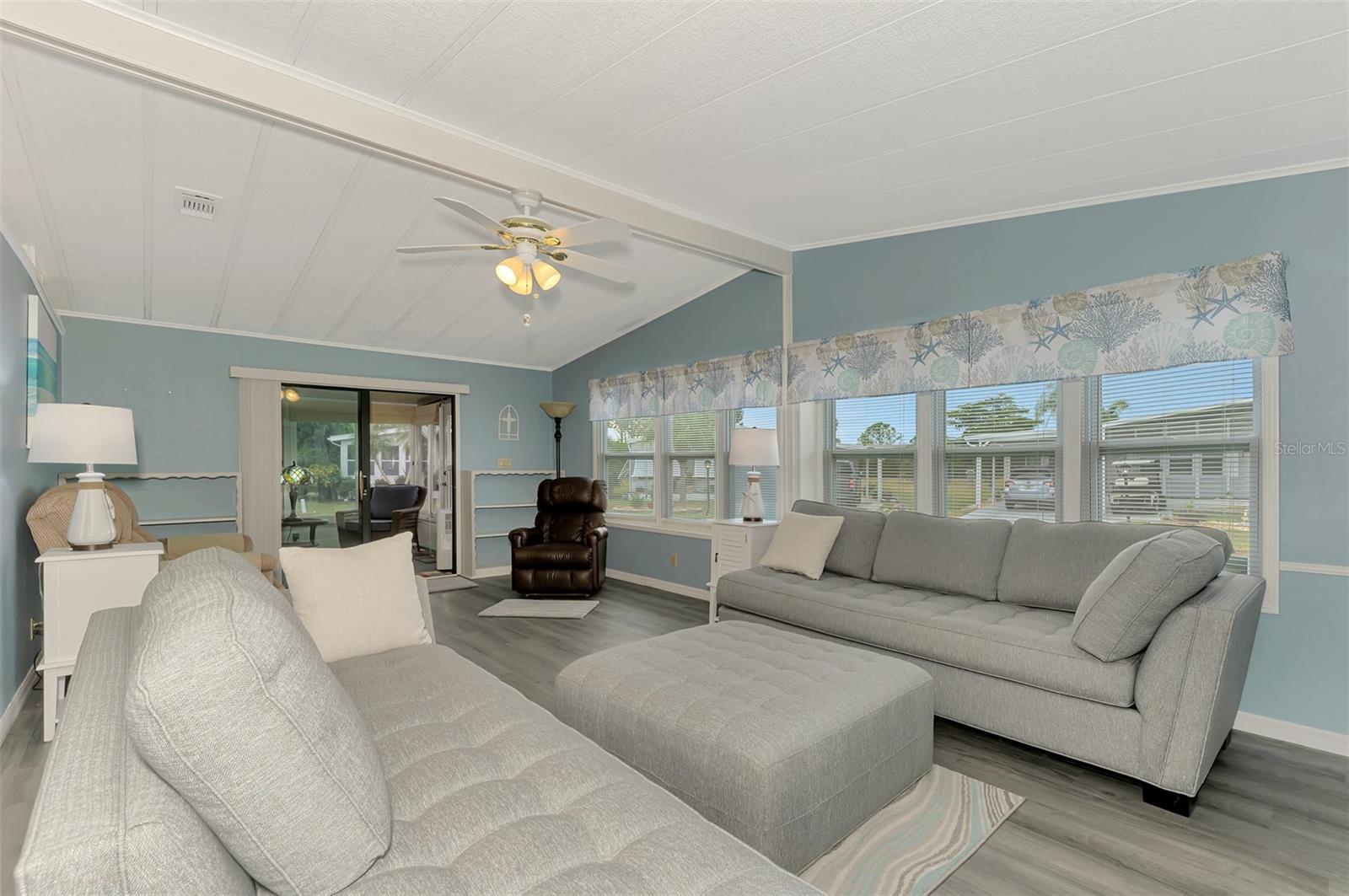 Image 7 of 50 For 612 La Jolla Circle