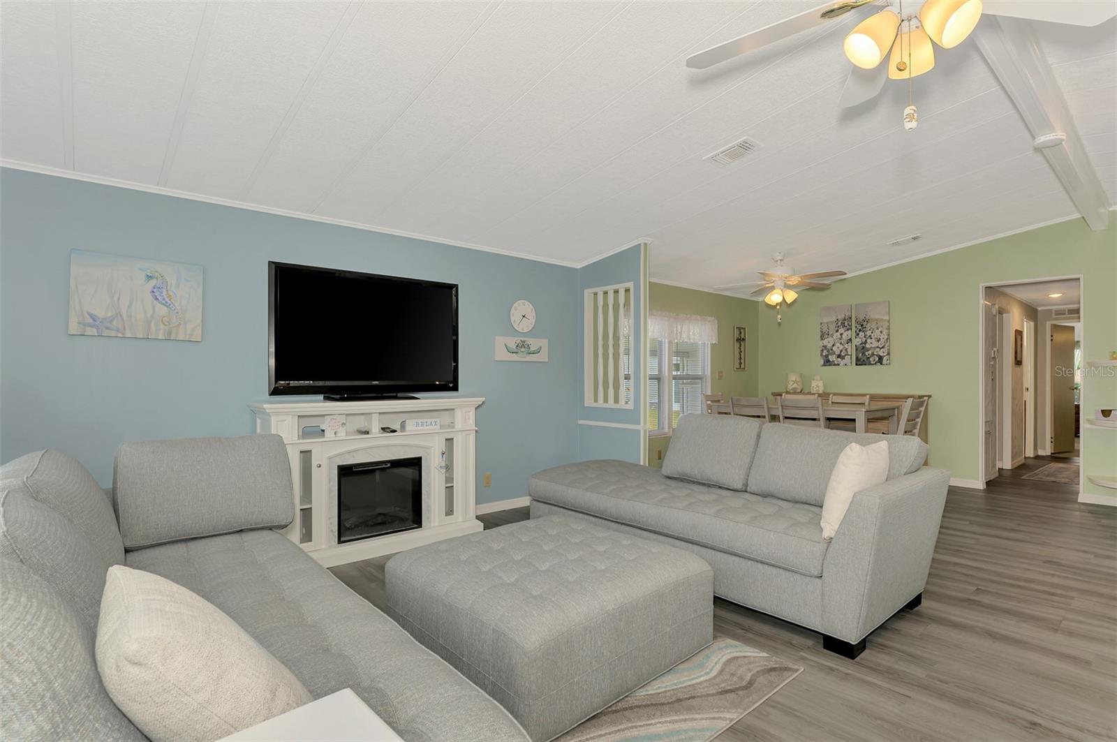 Image 9 of 50 For 612 La Jolla Circle