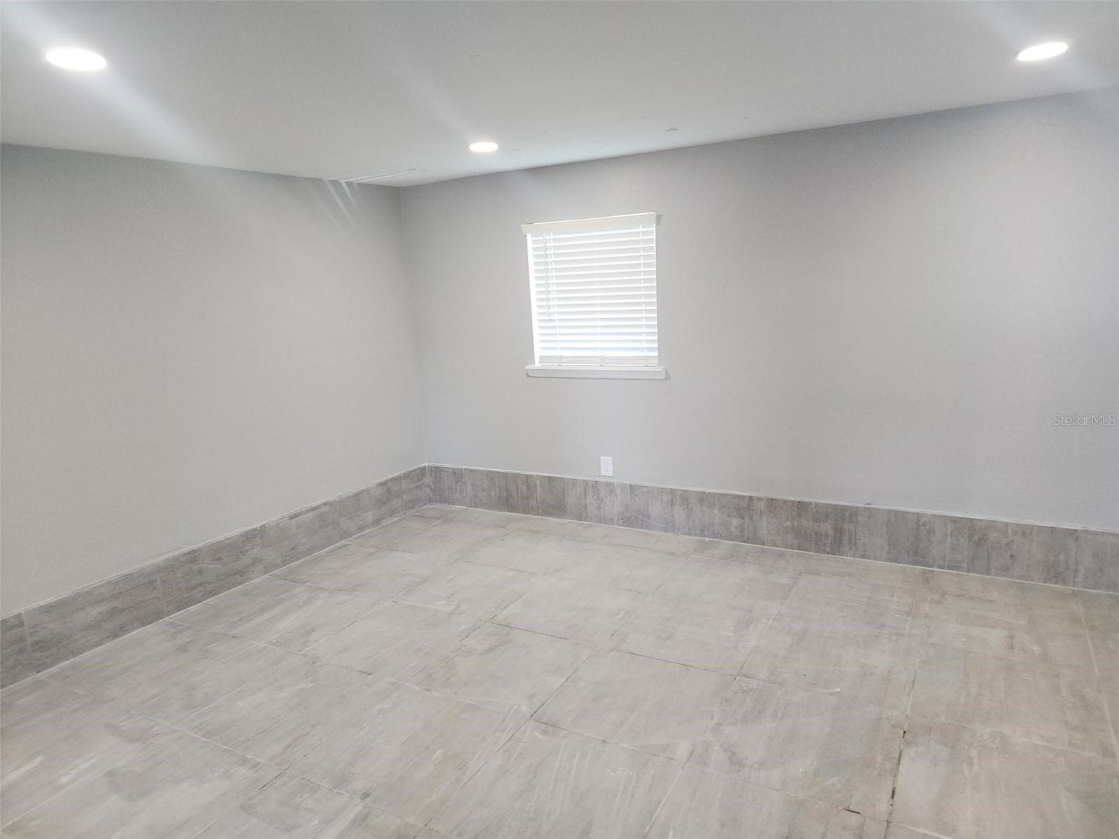 Image 6 of 9 For 404 Hargreaves Avenue