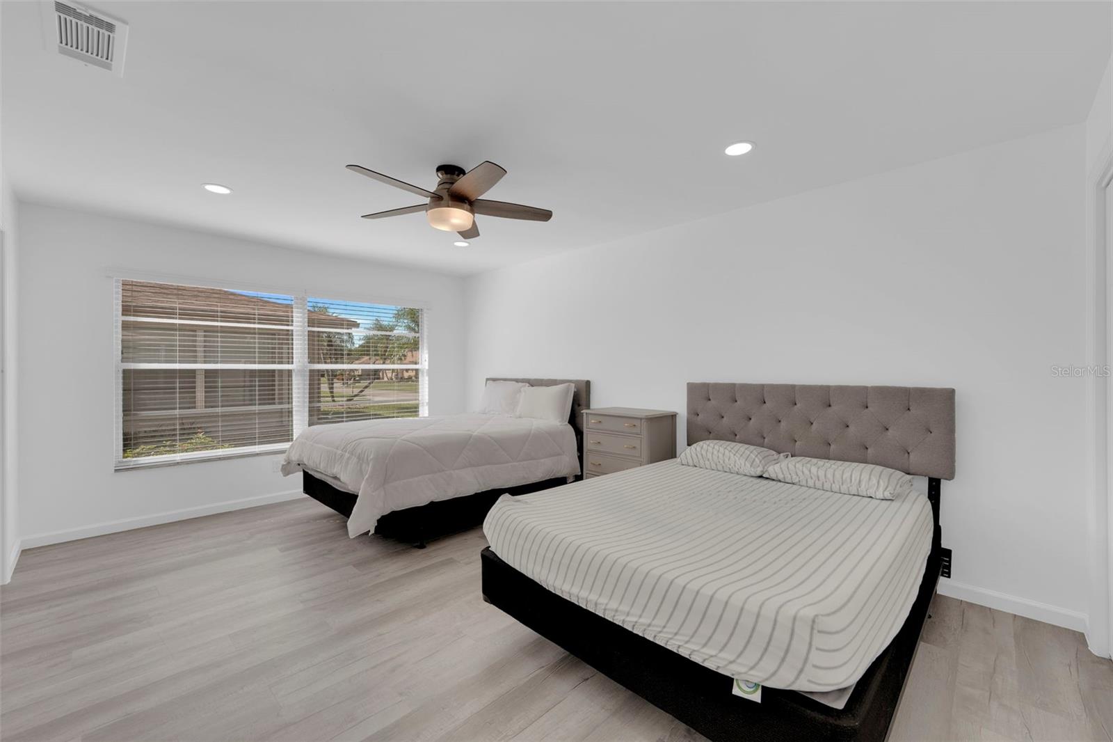 Image 25 of 43 For 5584 Buring Court