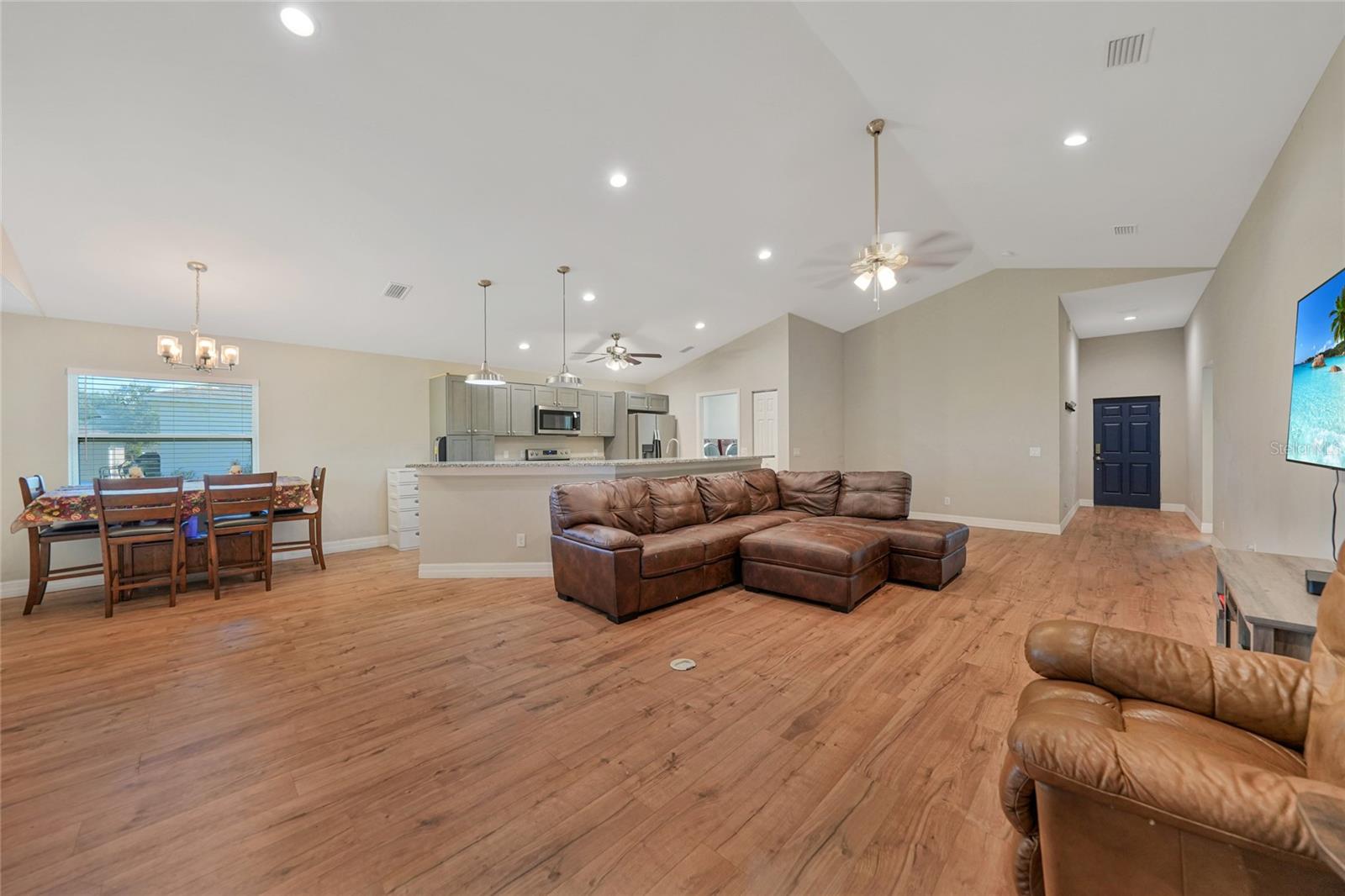 Listing photo id 10 for 27234 Adams Street