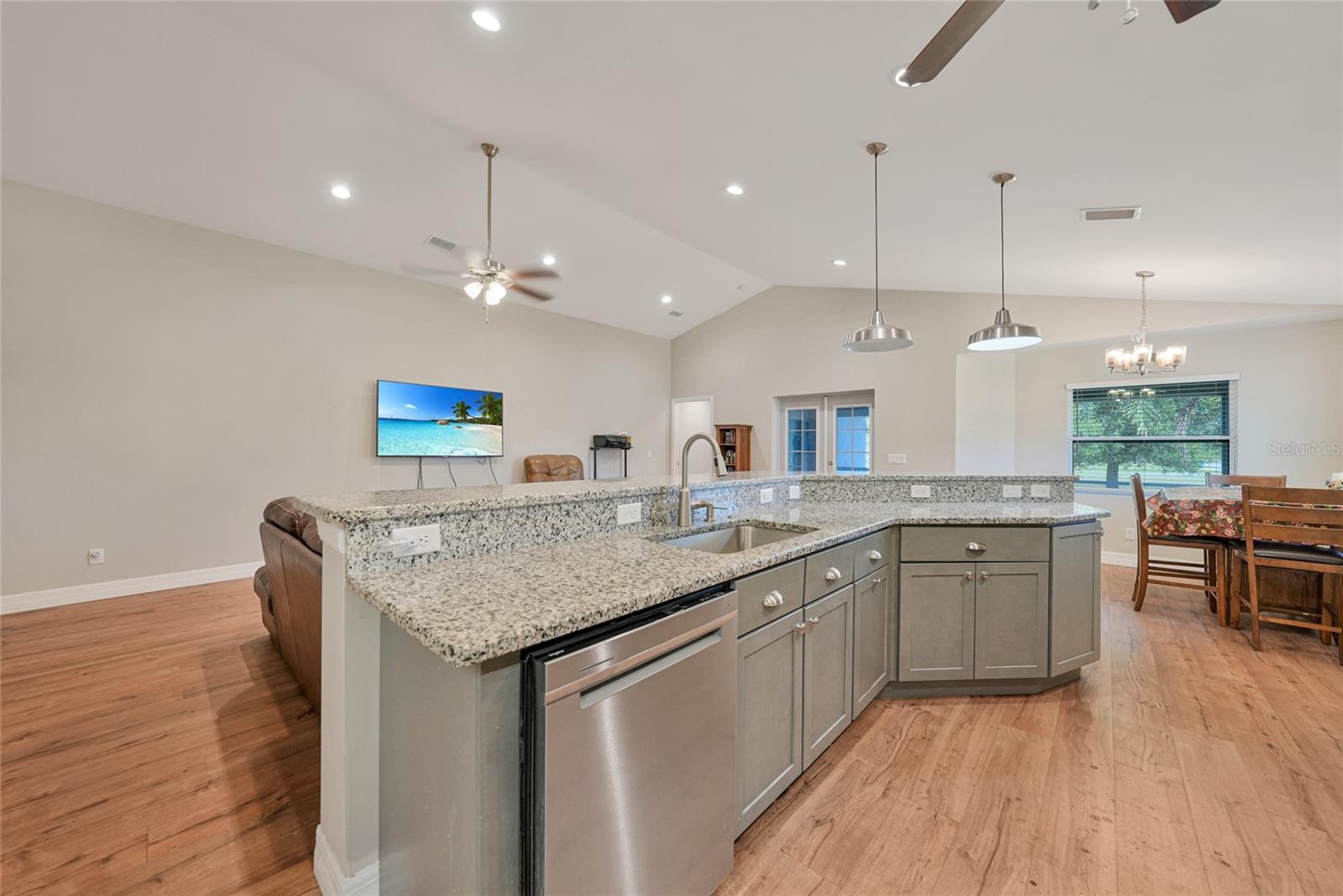 Listing photo id 14 for 27234 Adams Street