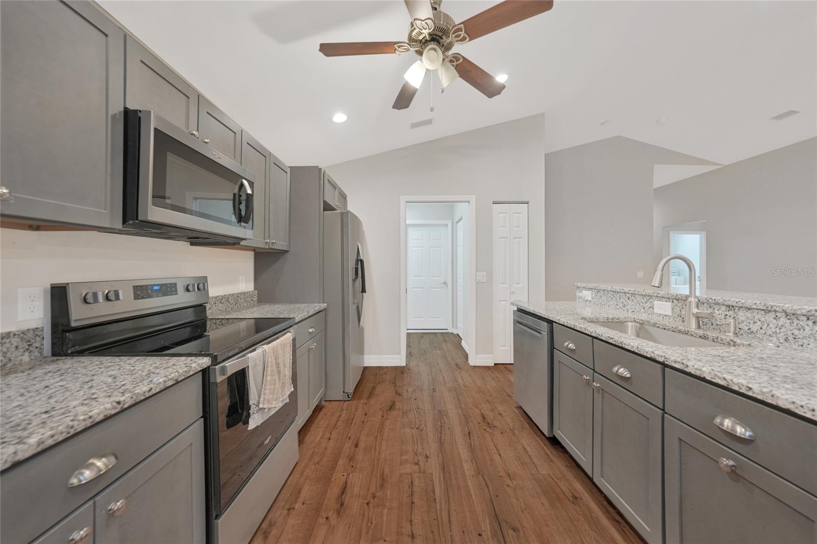 Listing photo id 15 for 27234 Adams Street