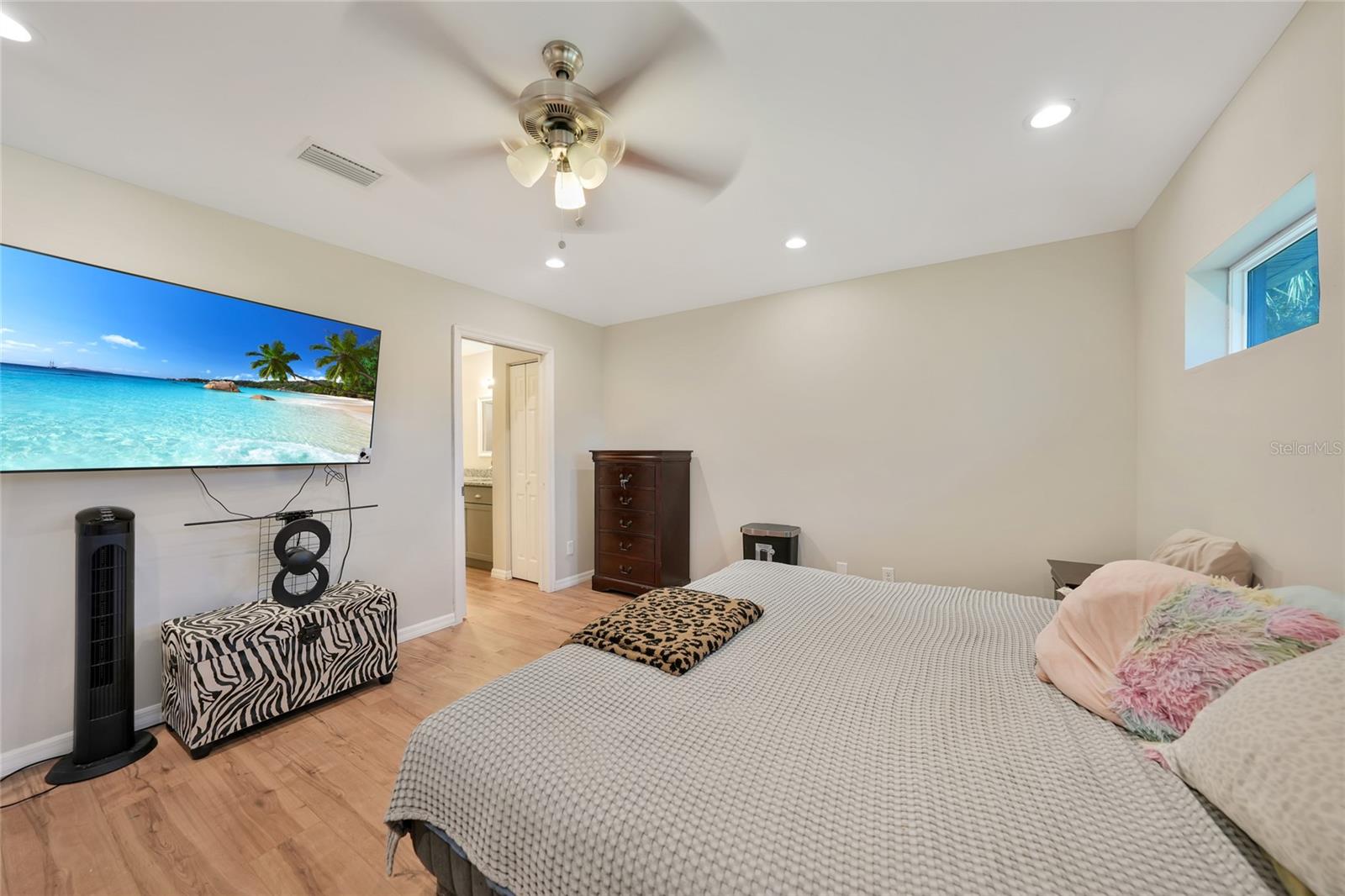 Listing photo id 19 for 27234 Adams Street