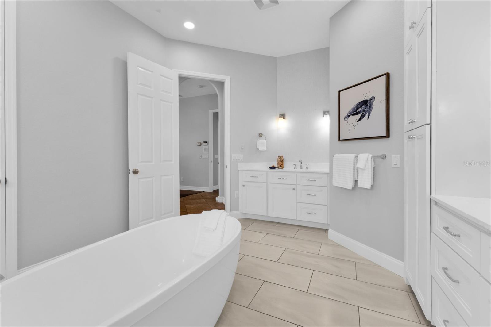 Image 34 of 78 For 5595 Riverside Drive