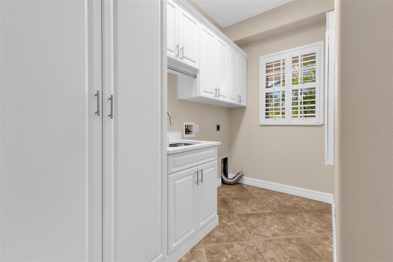 Image 36 of 78 For 5595 Riverside Drive