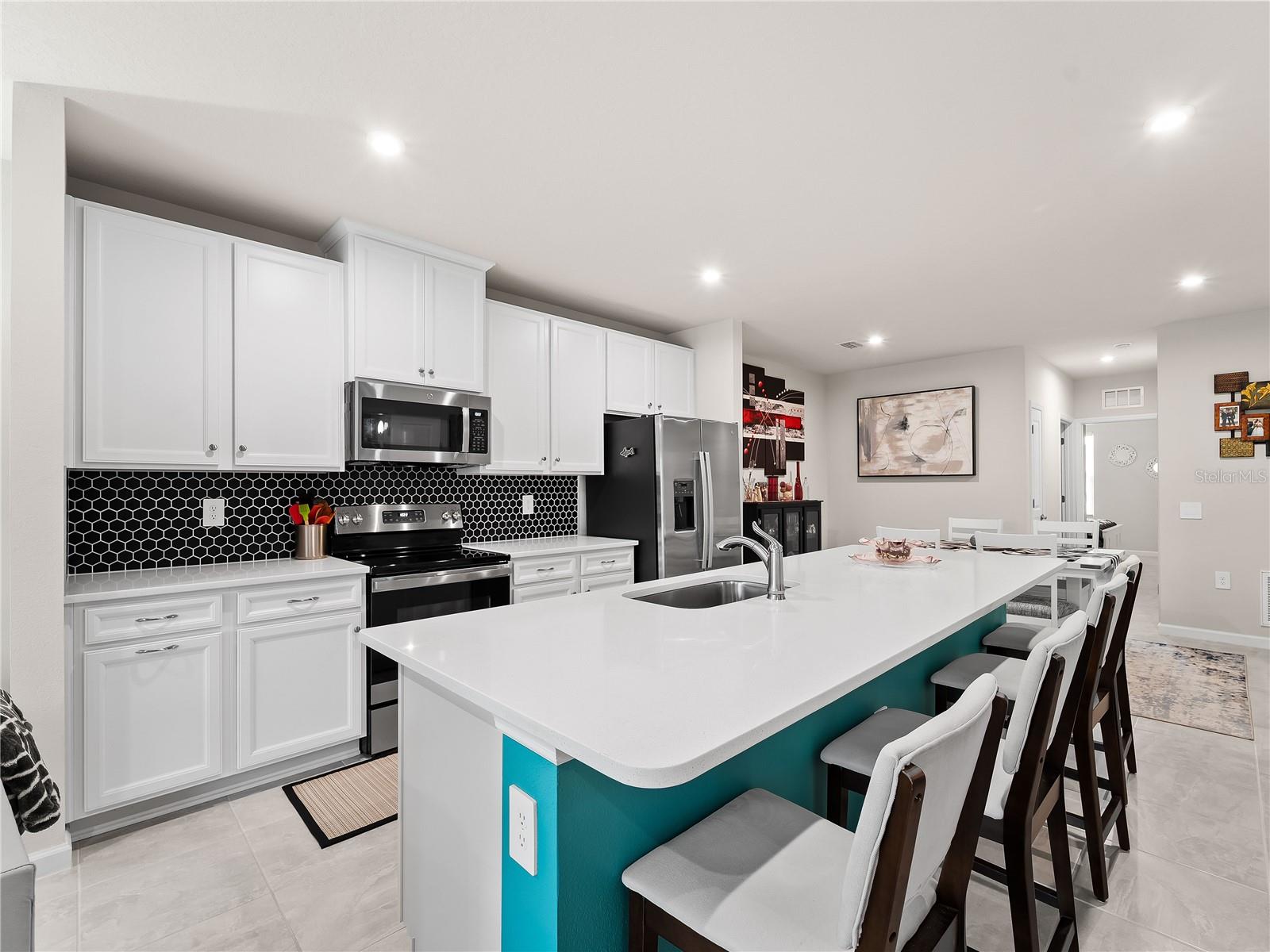 Image 18 of 54 For 1982 Palms Drive