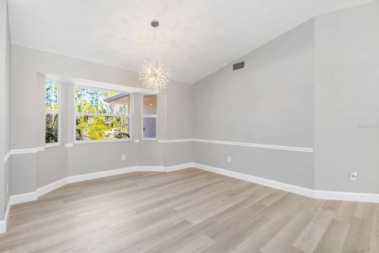 Listing photo id 10 for 2209 Tropicaire Boulevard