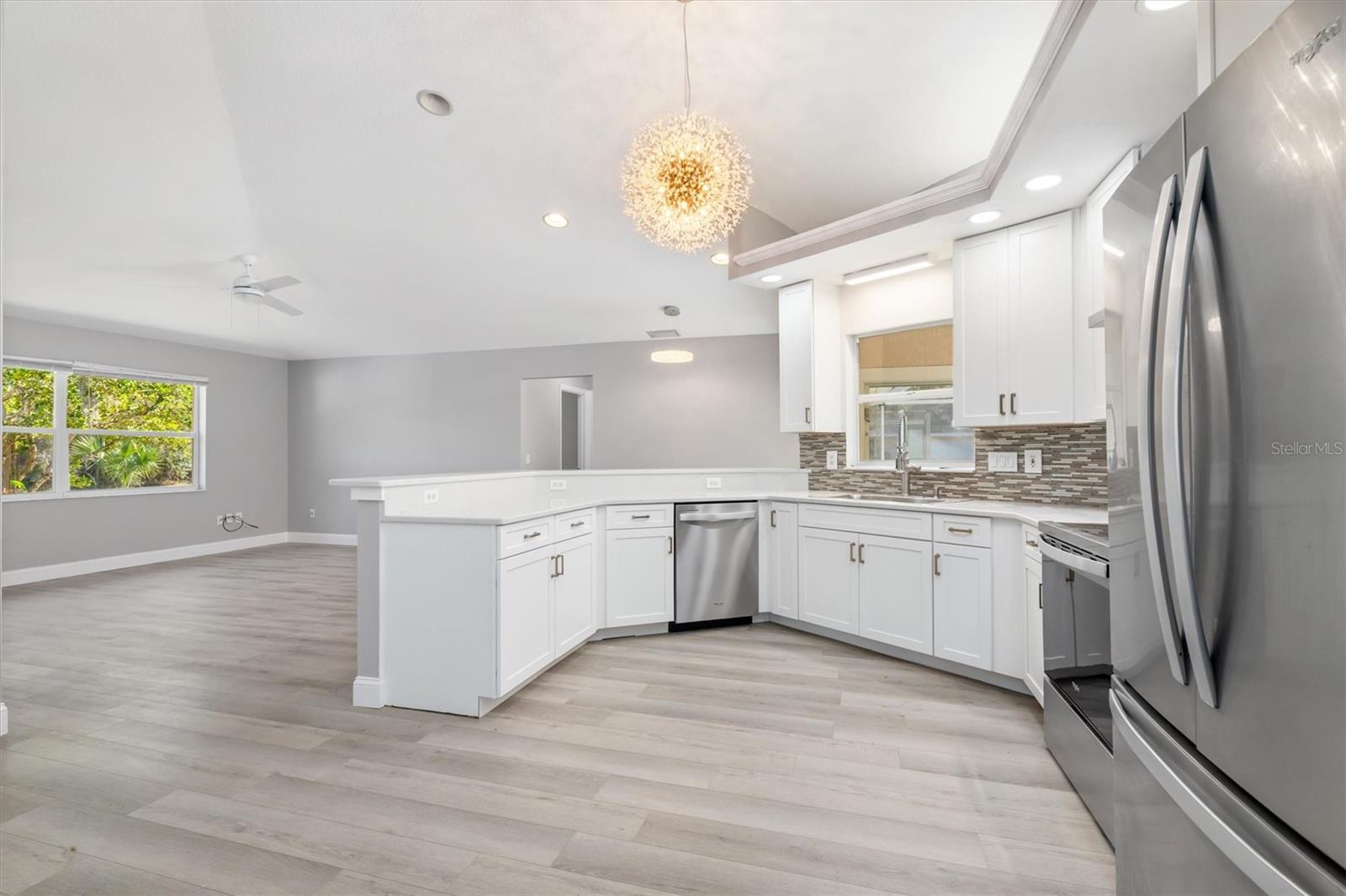 Listing photo id 12 for 2209 Tropicaire Boulevard