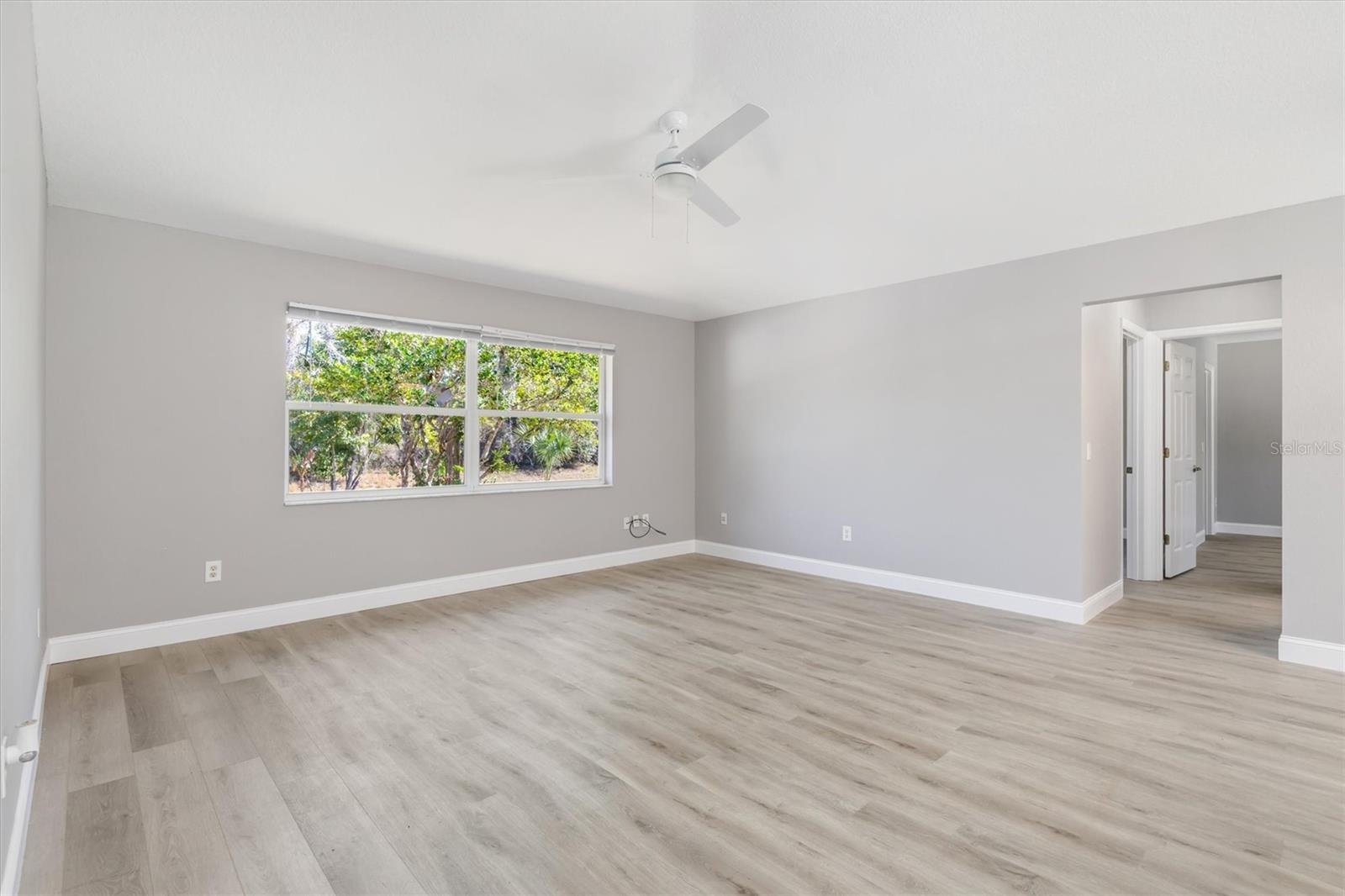 Listing photo id 15 for 2209 Tropicaire Boulevard