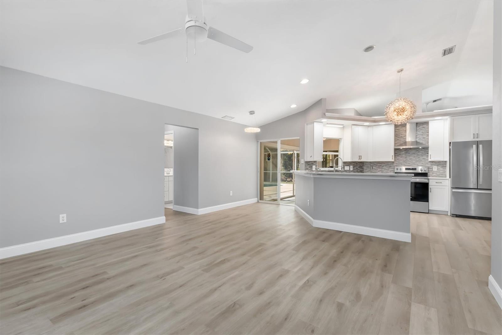 Listing photo id 16 for 2209 Tropicaire Boulevard