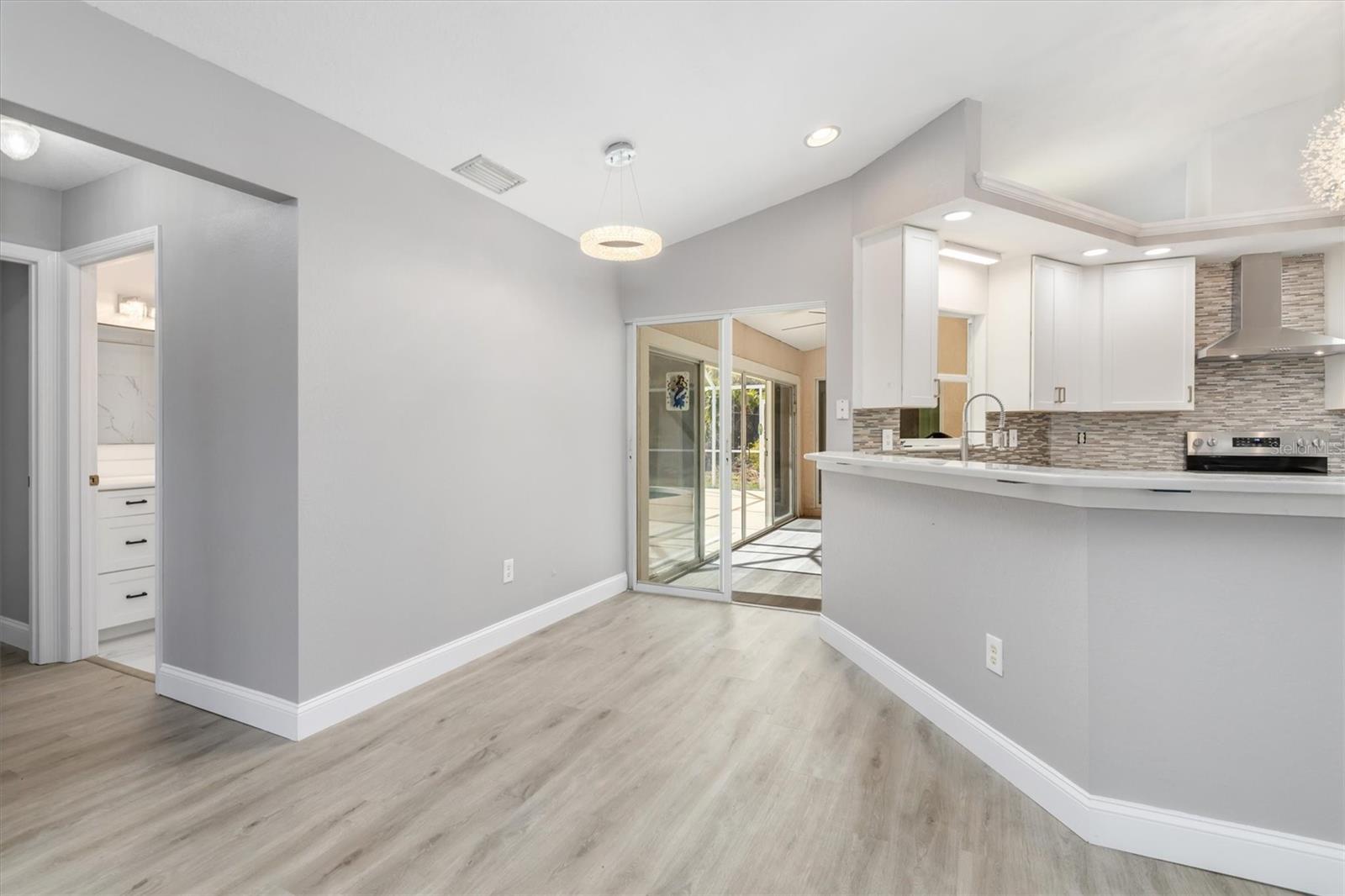 Listing photo id 18 for 2209 Tropicaire Boulevard