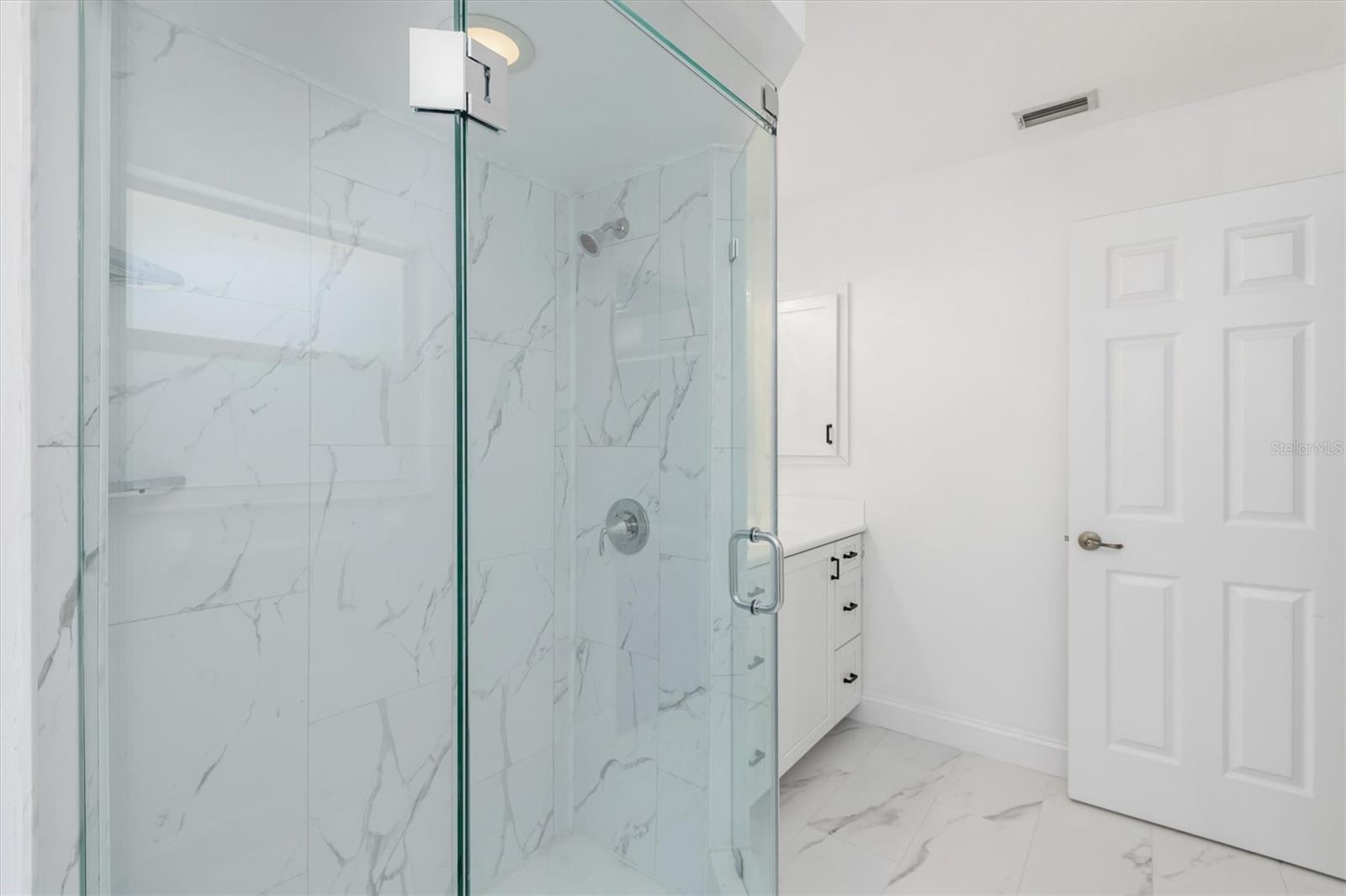 Listing photo id 24 for 2209 Tropicaire Boulevard