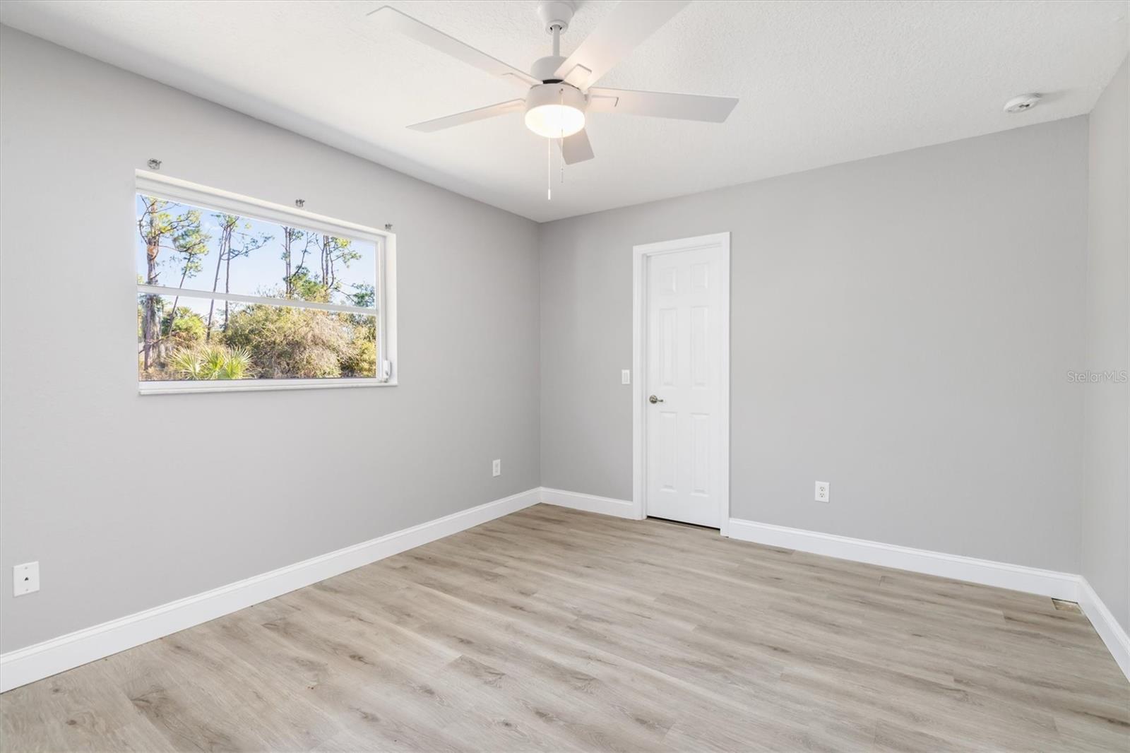Listing photo id 25 for 2209 Tropicaire Boulevard