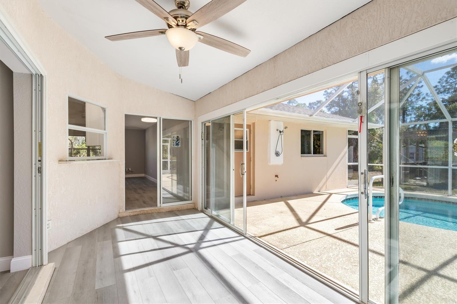 Listing photo id 29 for 2209 Tropicaire Boulevard
