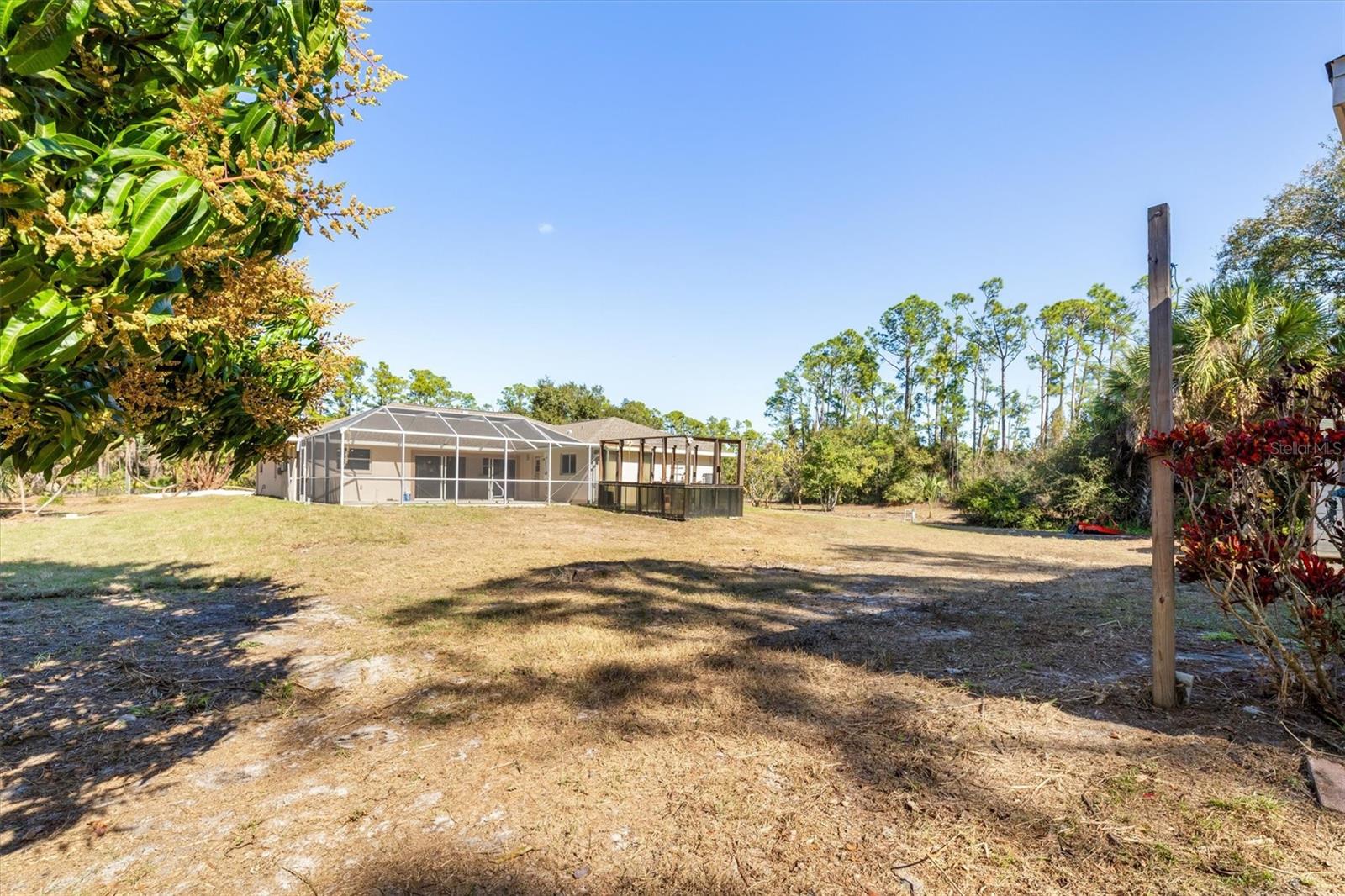 Listing photo id 33 for 2209 Tropicaire Boulevard