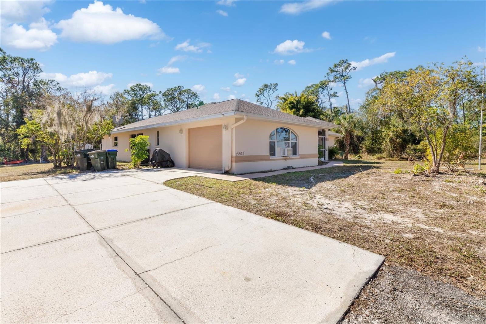 Listing photo id 3 for 2209 Tropicaire Boulevard