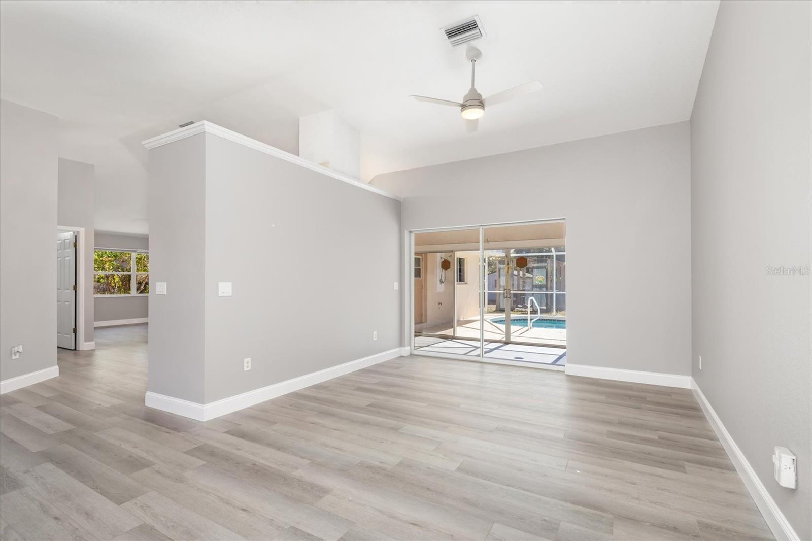 Listing photo id 6 for 2209 Tropicaire Boulevard