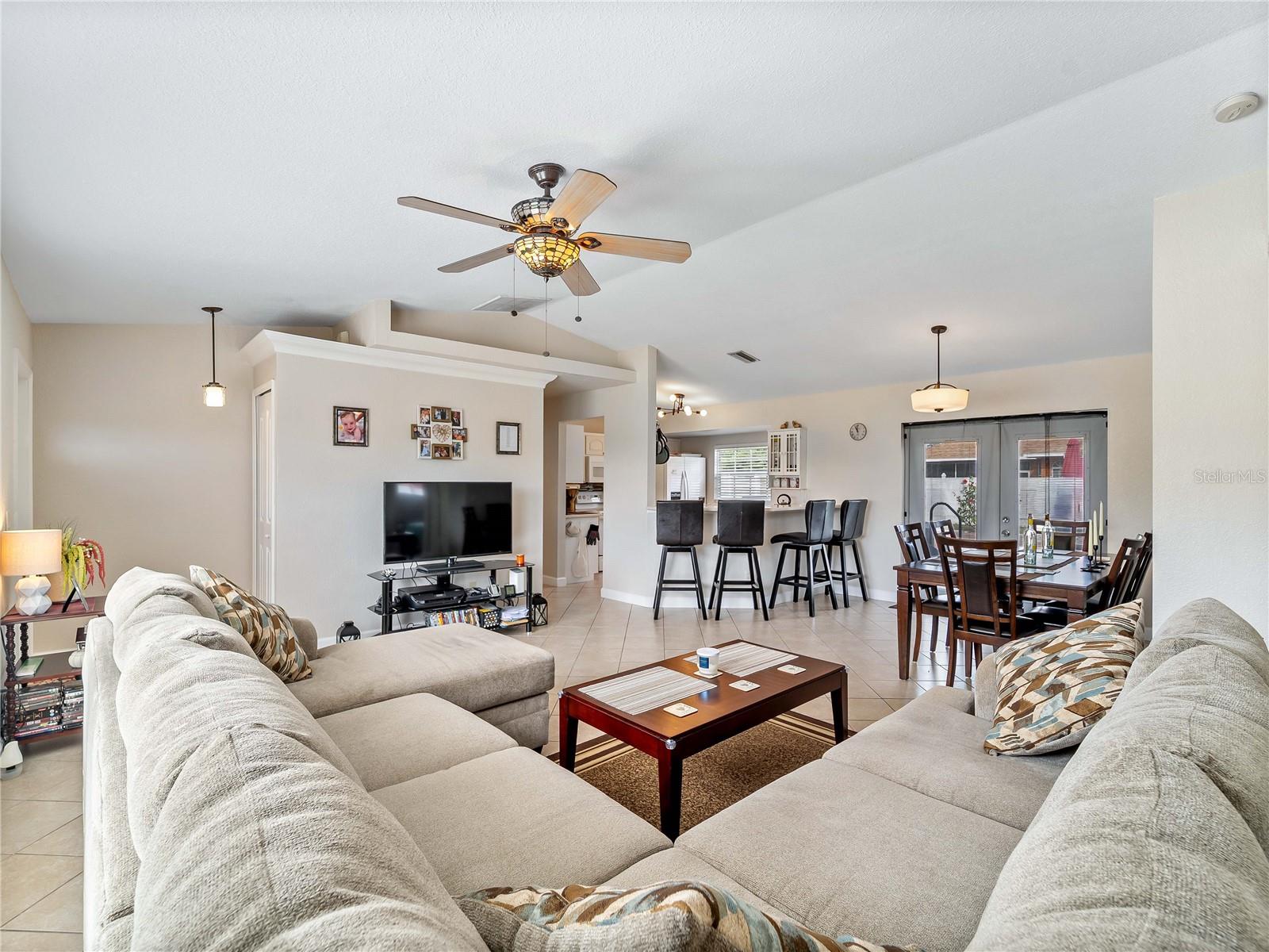 Listing photo id 9 for 3200 Alesio Avenue