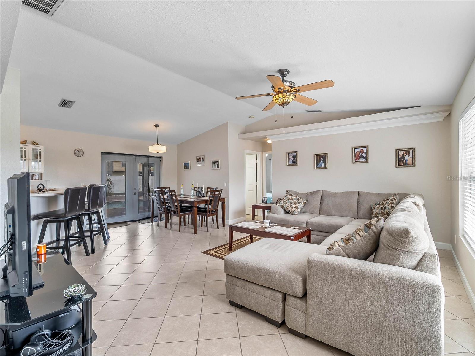 Listing photo id 10 for 3200 Alesio Avenue