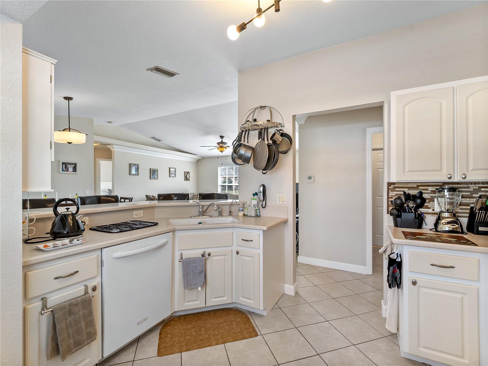 Listing photo id 12 for 3200 Alesio Avenue