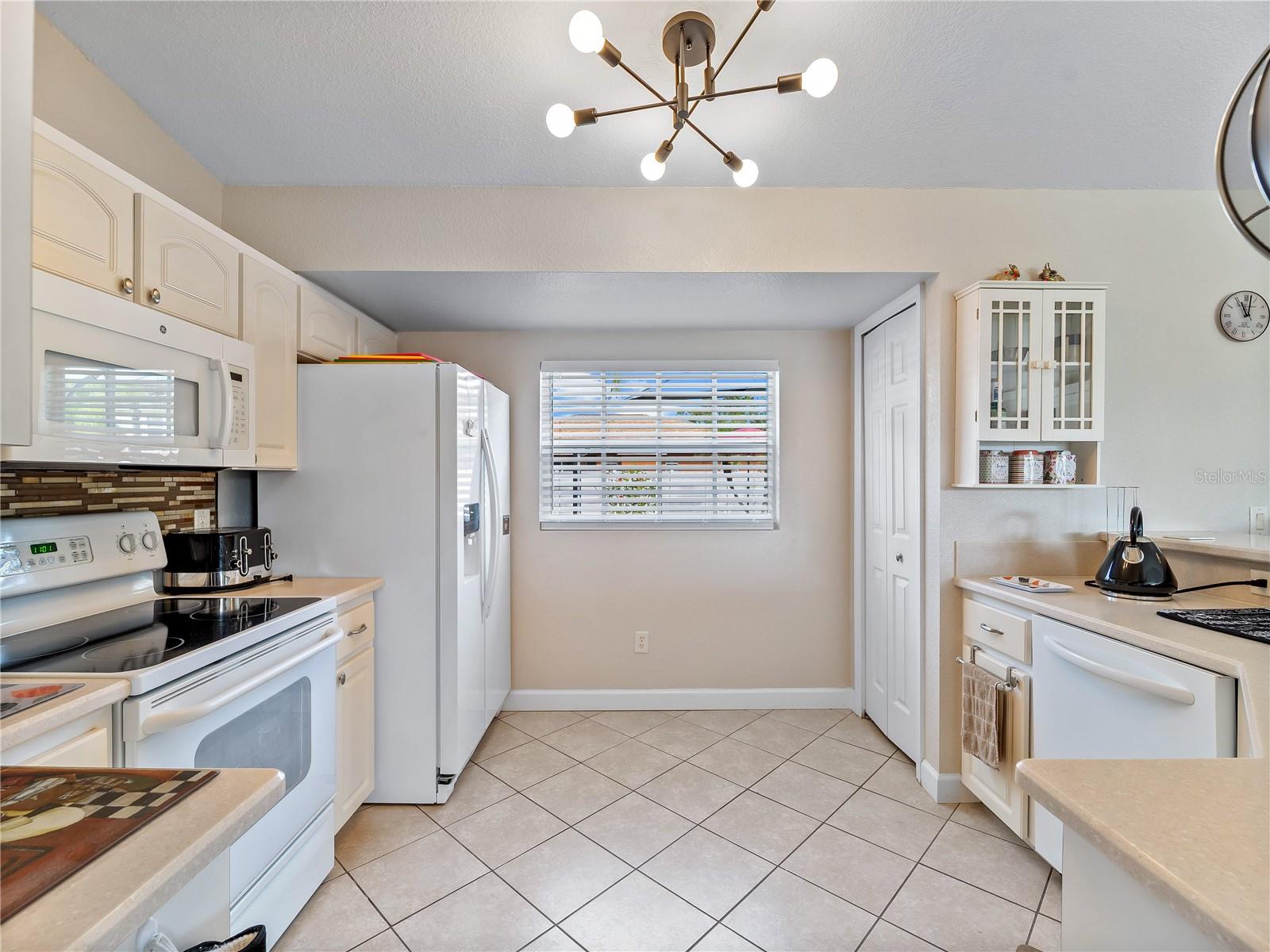 Listing photo id 13 for 3200 Alesio Avenue