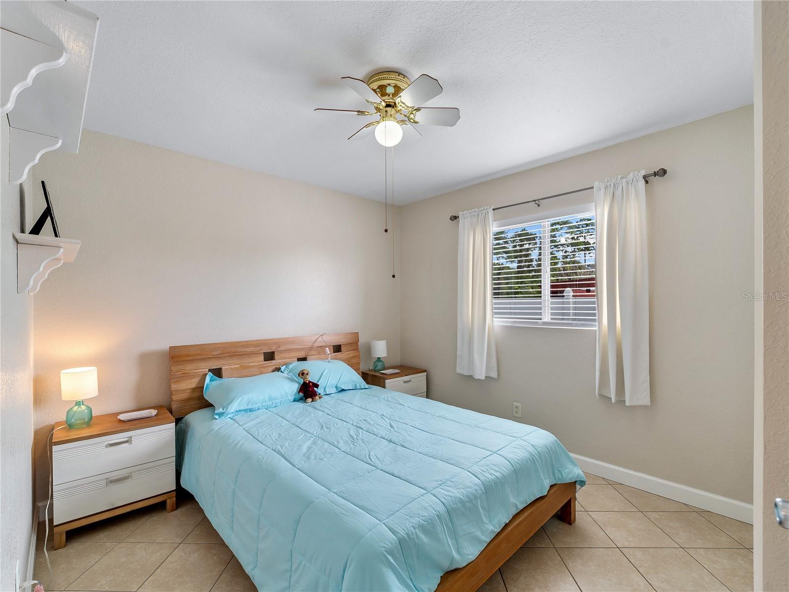 Listing photo id 16 for 3200 Alesio Avenue