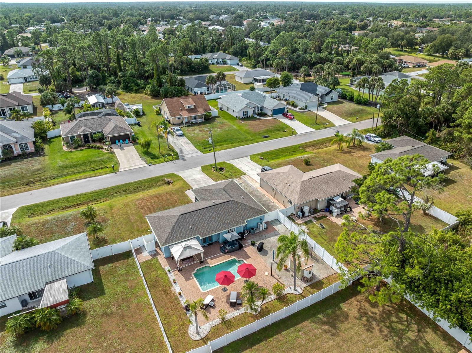 Listing photo id 0 for 3200 Alesio Avenue