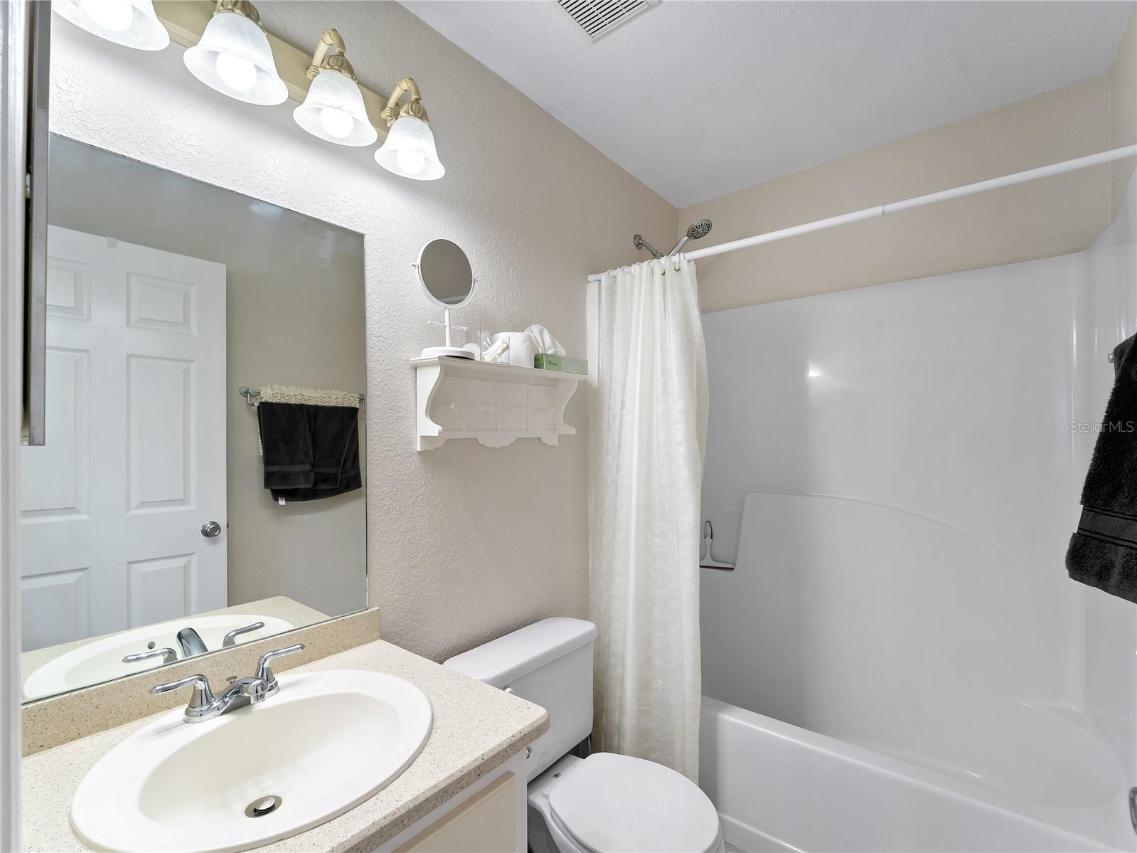 Listing photo id 18 for 3200 Alesio Avenue