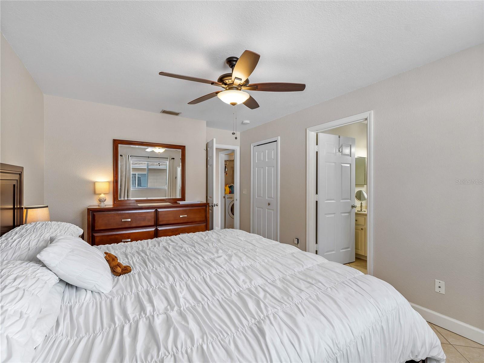 Listing photo id 23 for 3200 Alesio Avenue