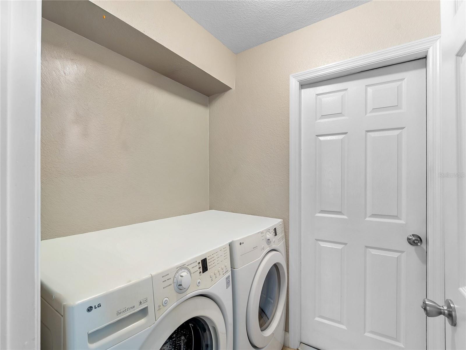 Listing photo id 26 for 3200 Alesio Avenue