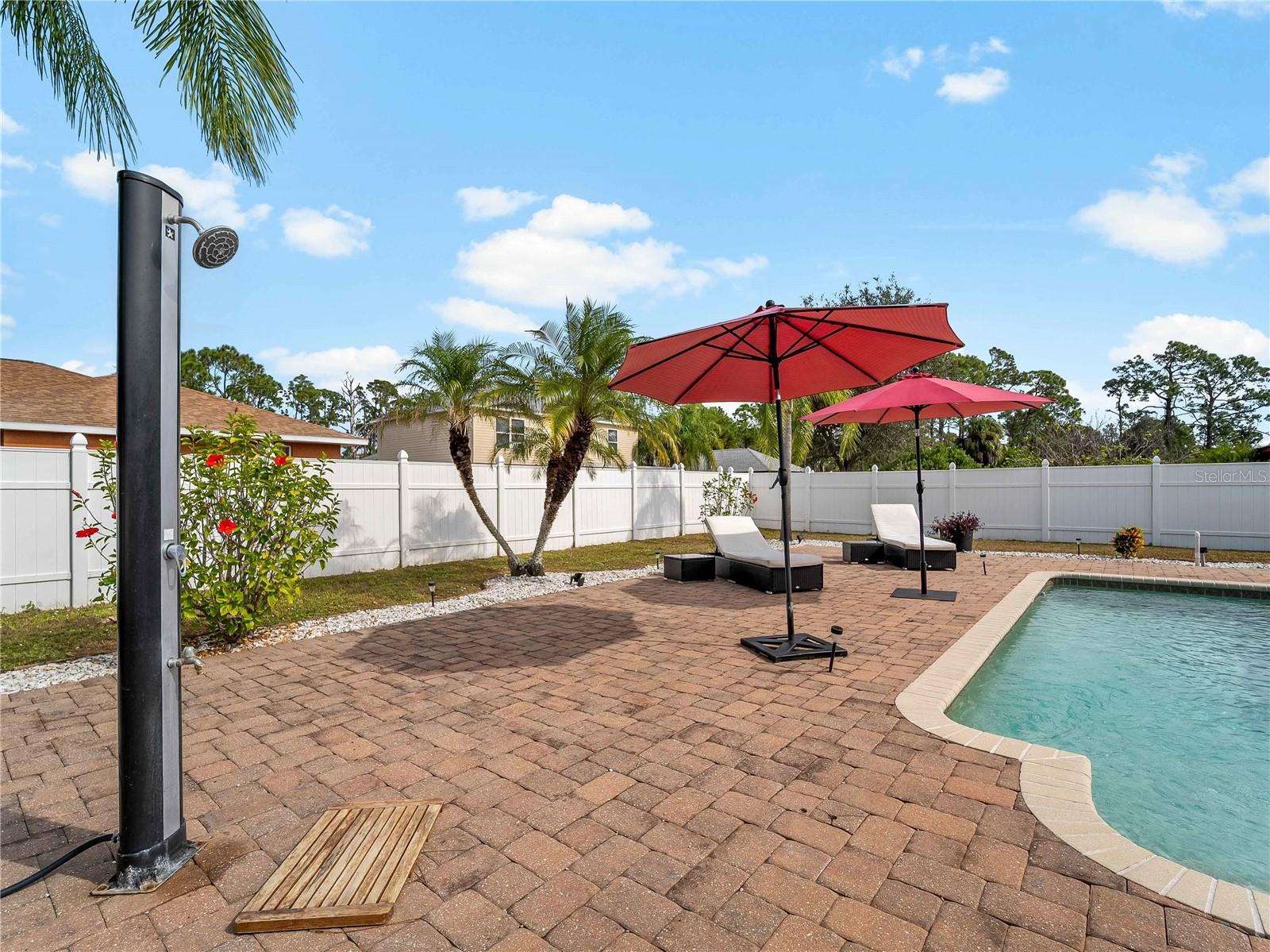 Listing photo id 36 for 3200 Alesio Avenue