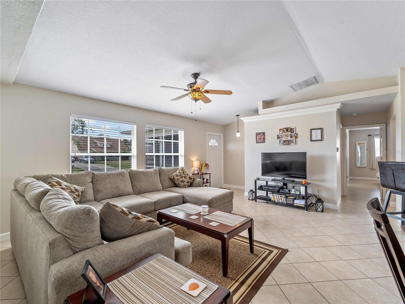 Listing photo id 2 for 3200 Alesio Avenue