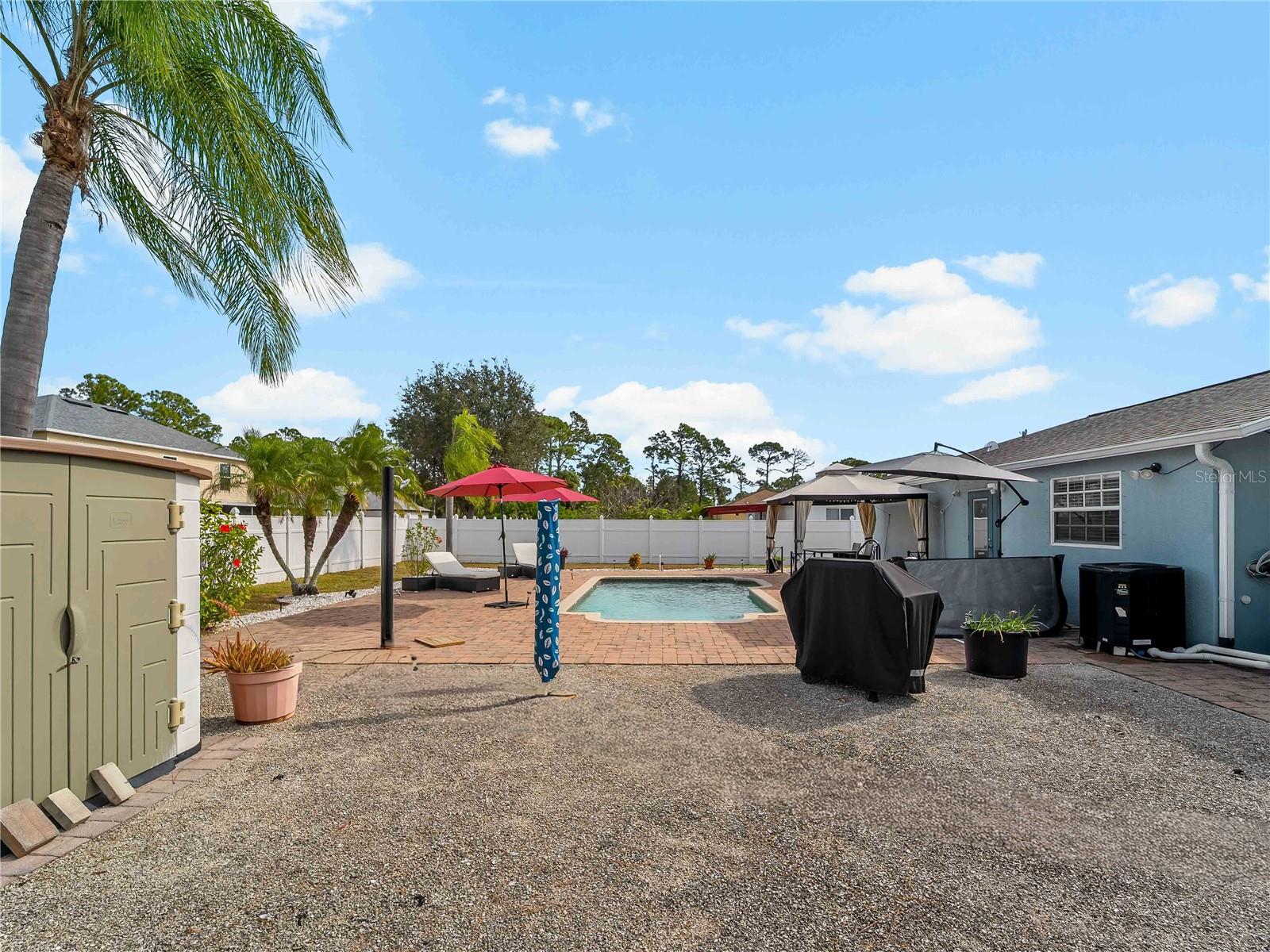 Listing photo id 40 for 3200 Alesio Avenue