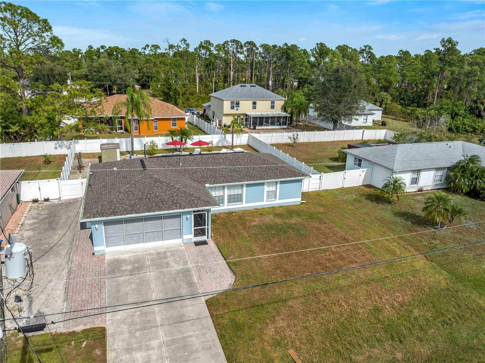 Listing photo id 49 for 3200 Alesio Avenue