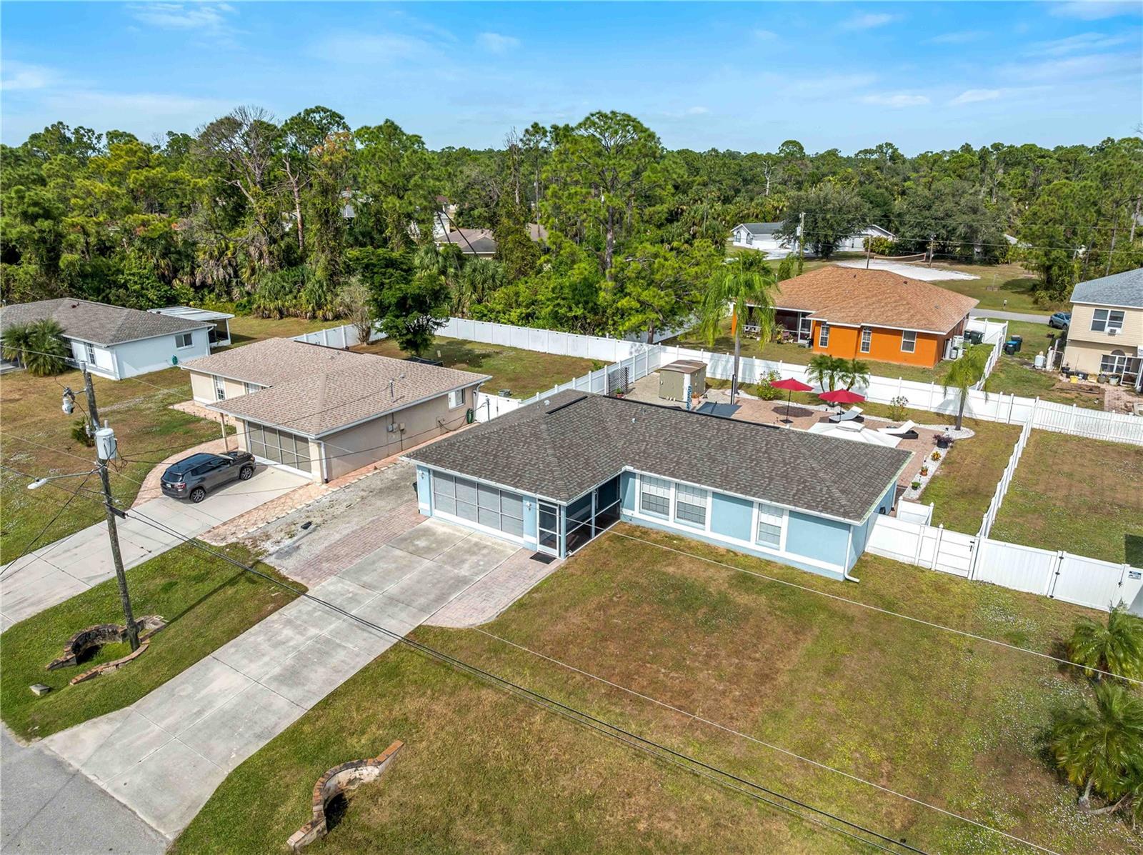 Listing photo id 52 for 3200 Alesio Avenue