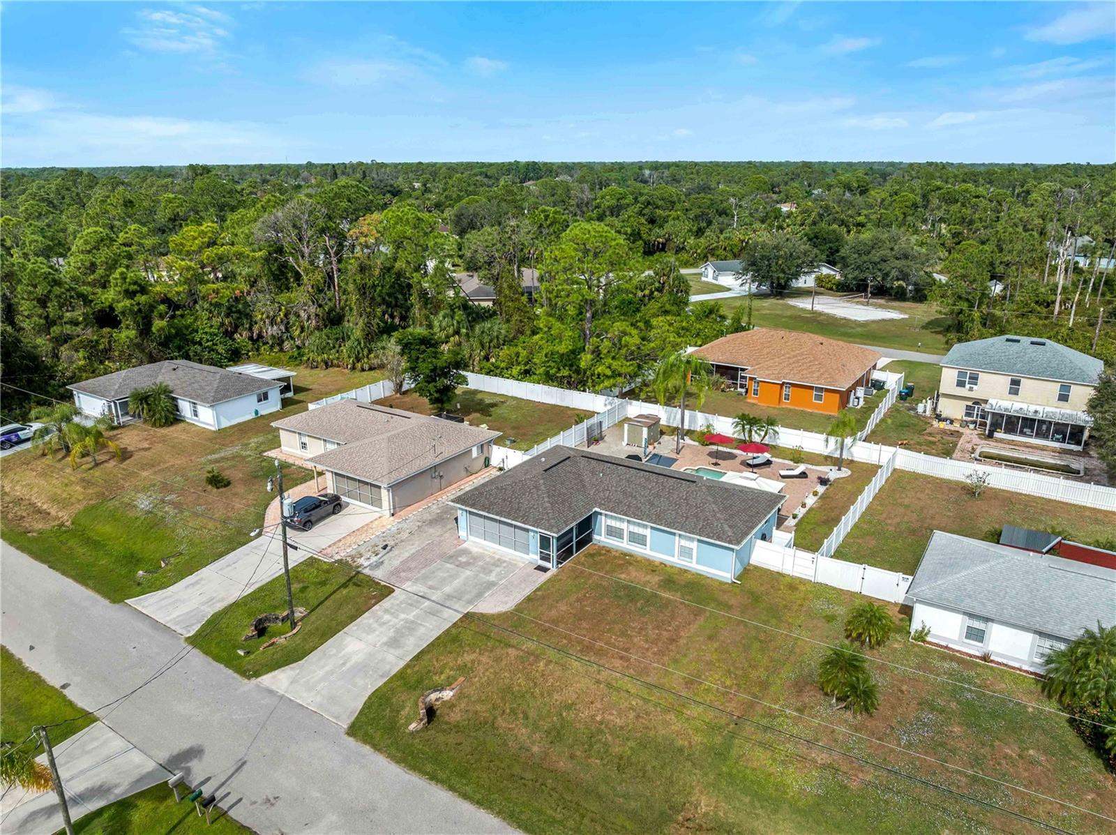 Listing photo id 53 for 3200 Alesio Avenue