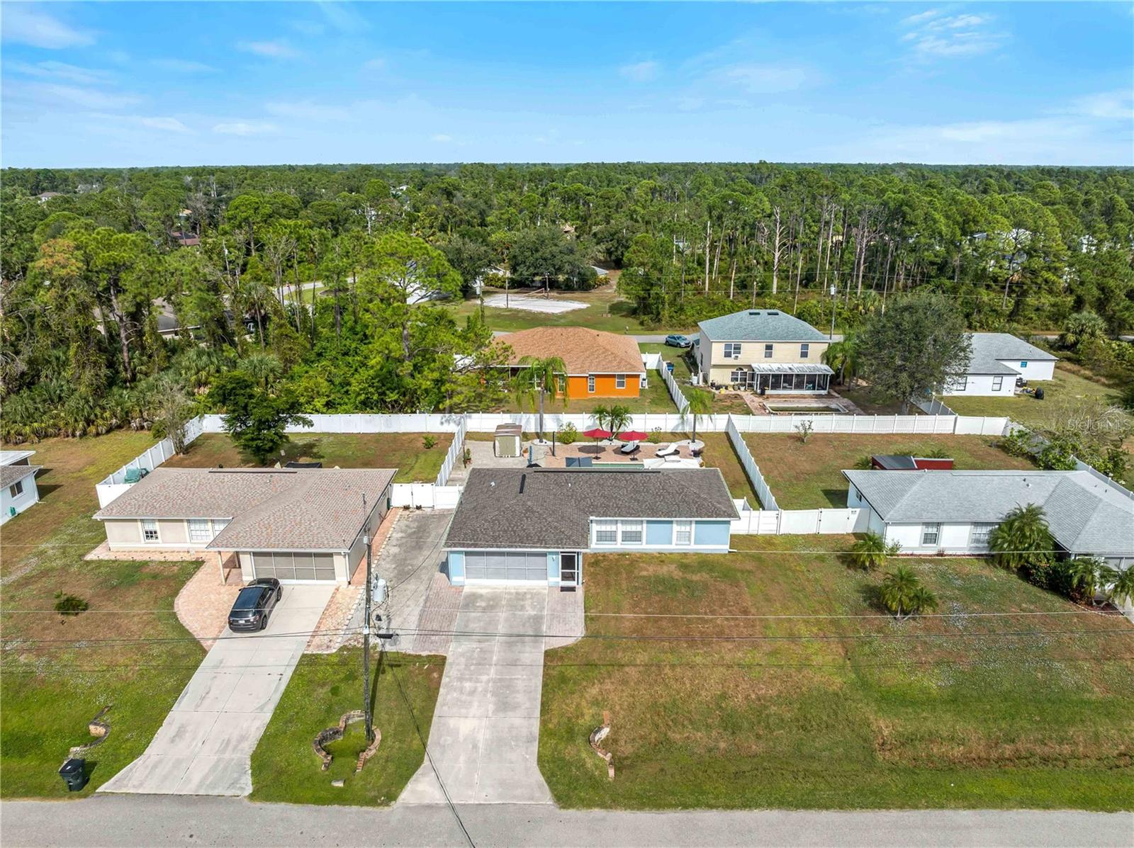 Listing photo id 54 for 3200 Alesio Avenue