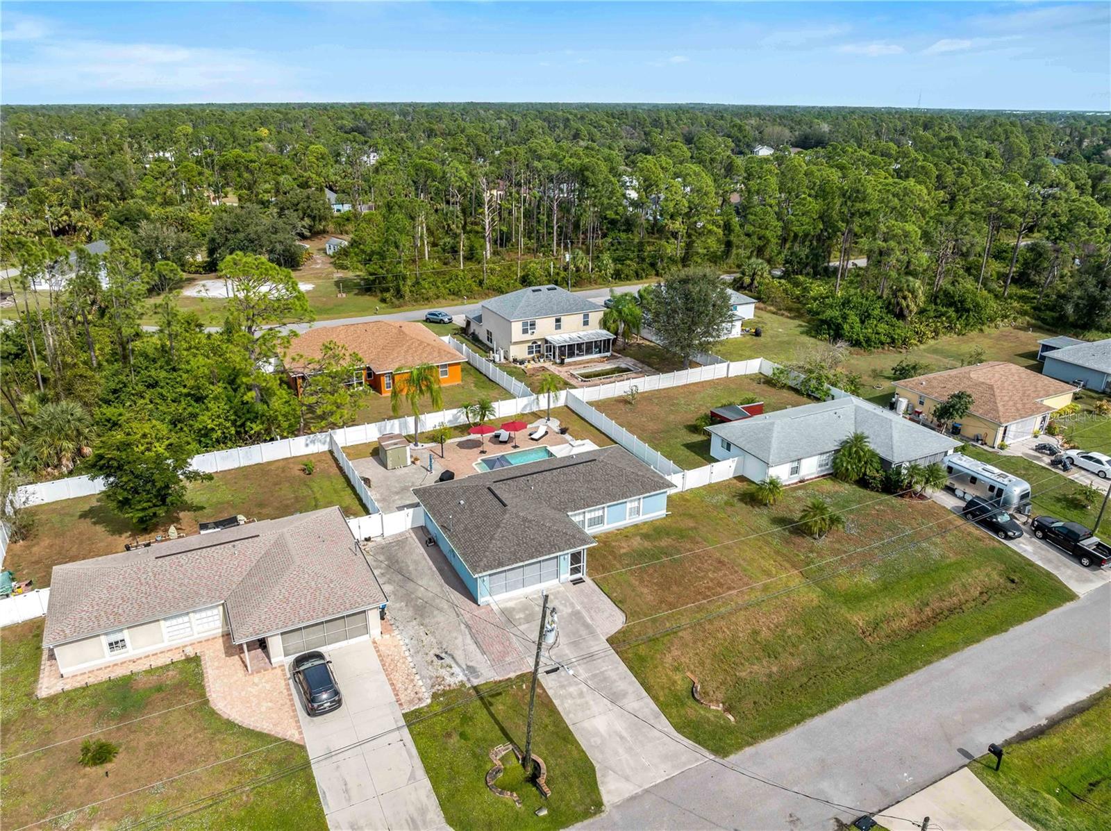 Listing photo id 56 for 3200 Alesio Avenue