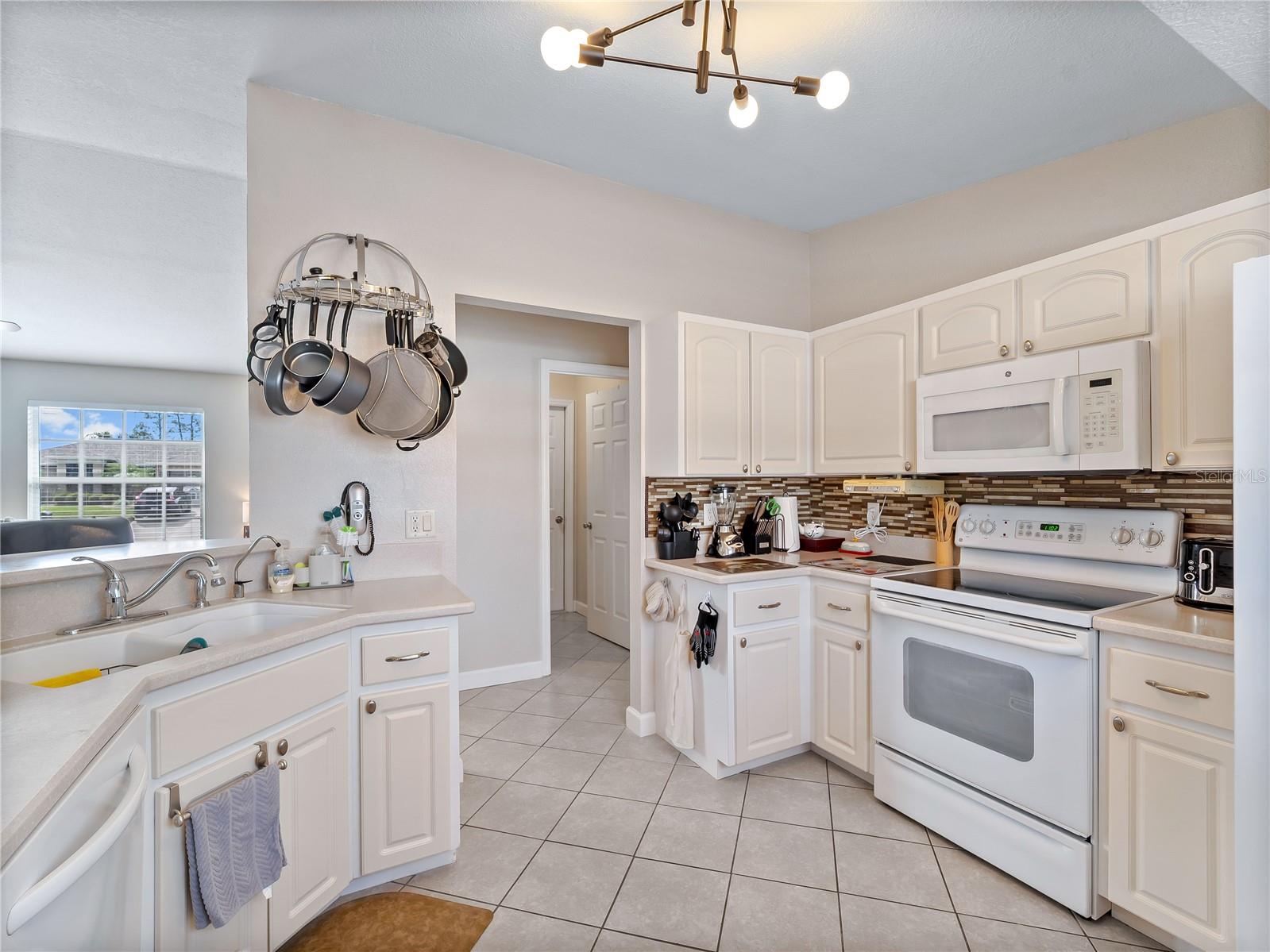 Listing photo id 5 for 3200 Alesio Avenue