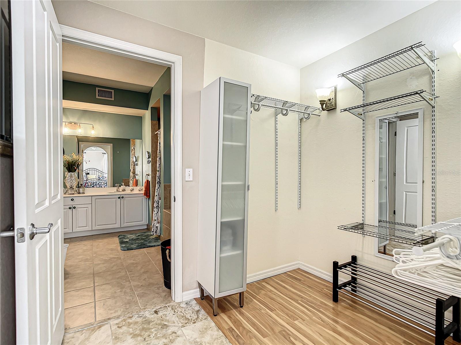 Image 22 of 70 For 5125 Melbourne Street E201