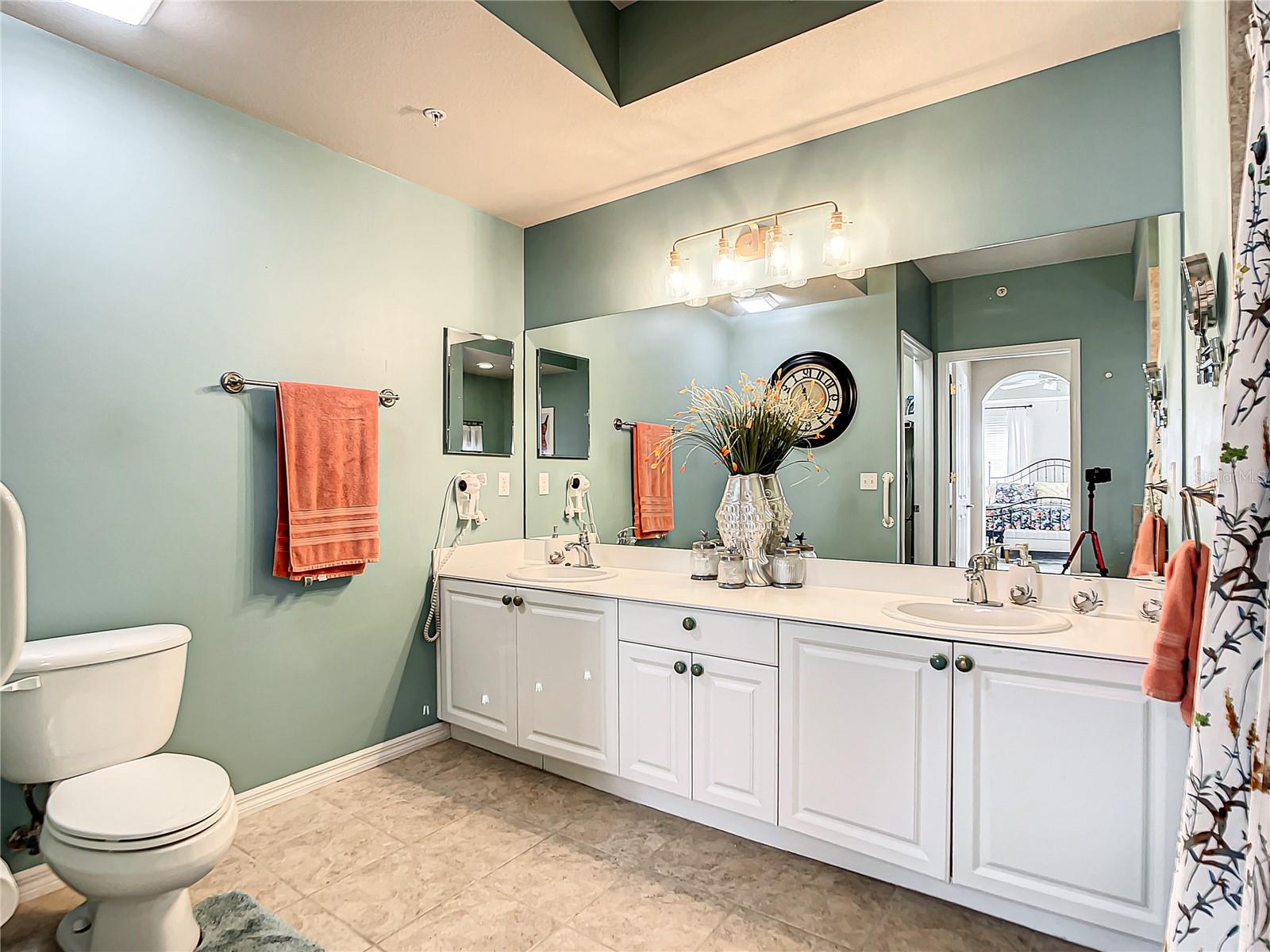 Image 23 of 70 For 5125 Melbourne Street E201