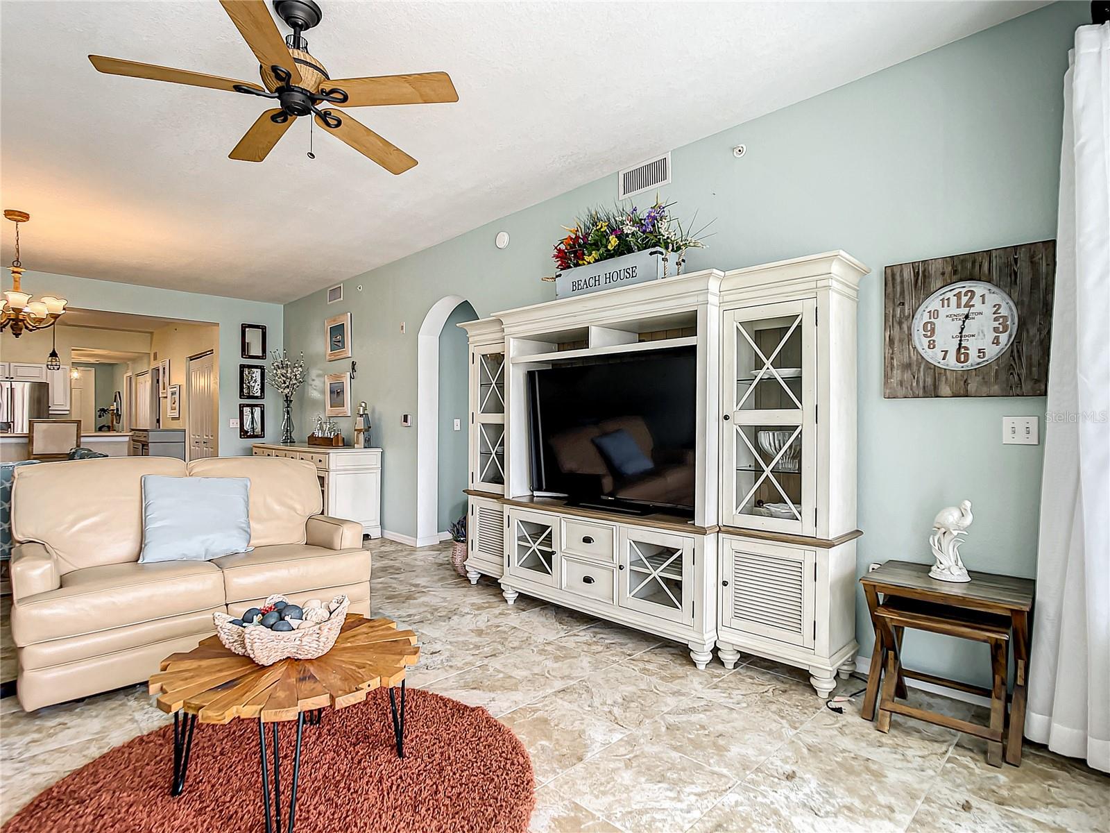 Image 4 of 70 For 5125 Melbourne Street E201