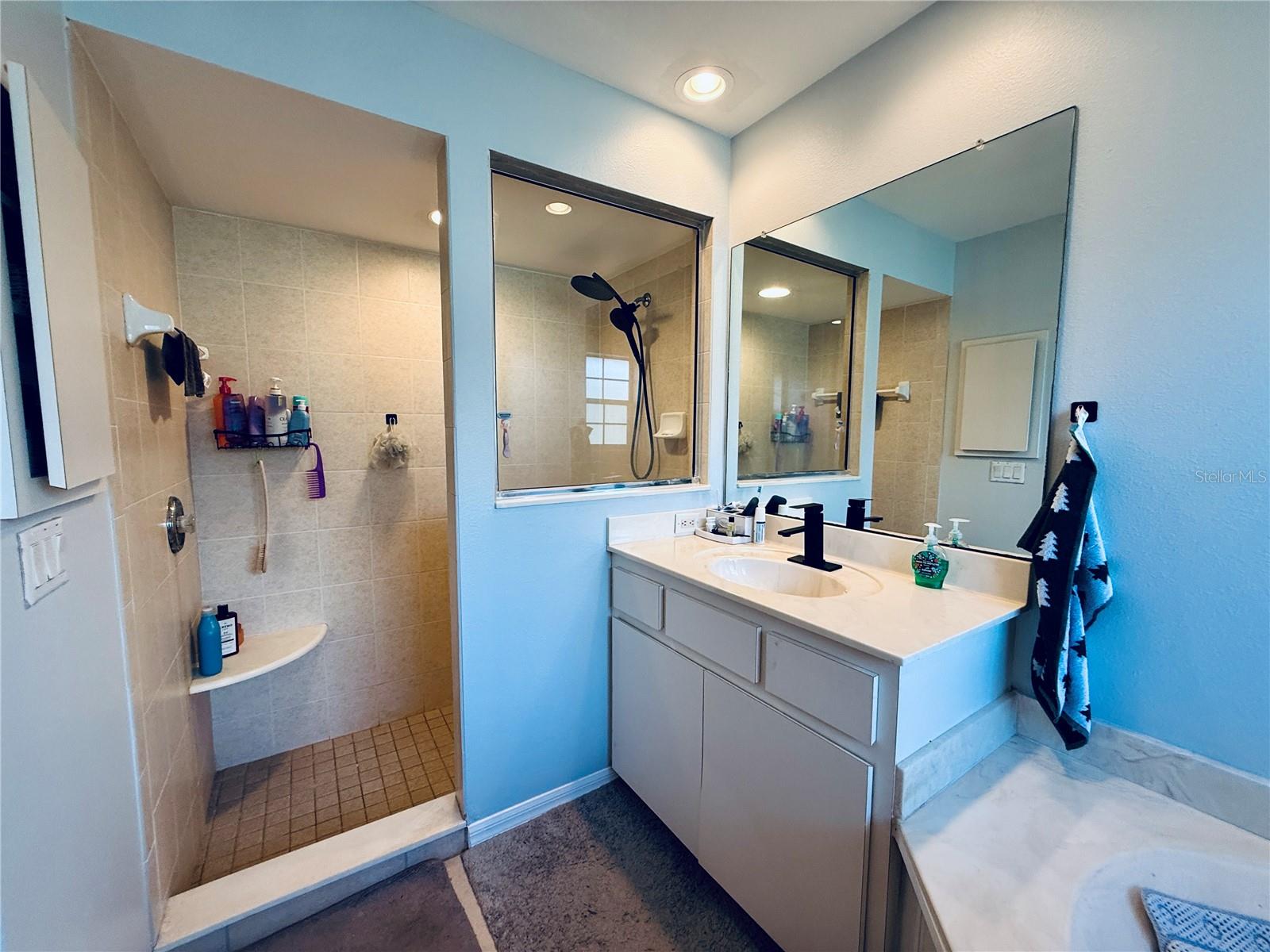 Image 19 of 23 For 2928 Abbotsford Street