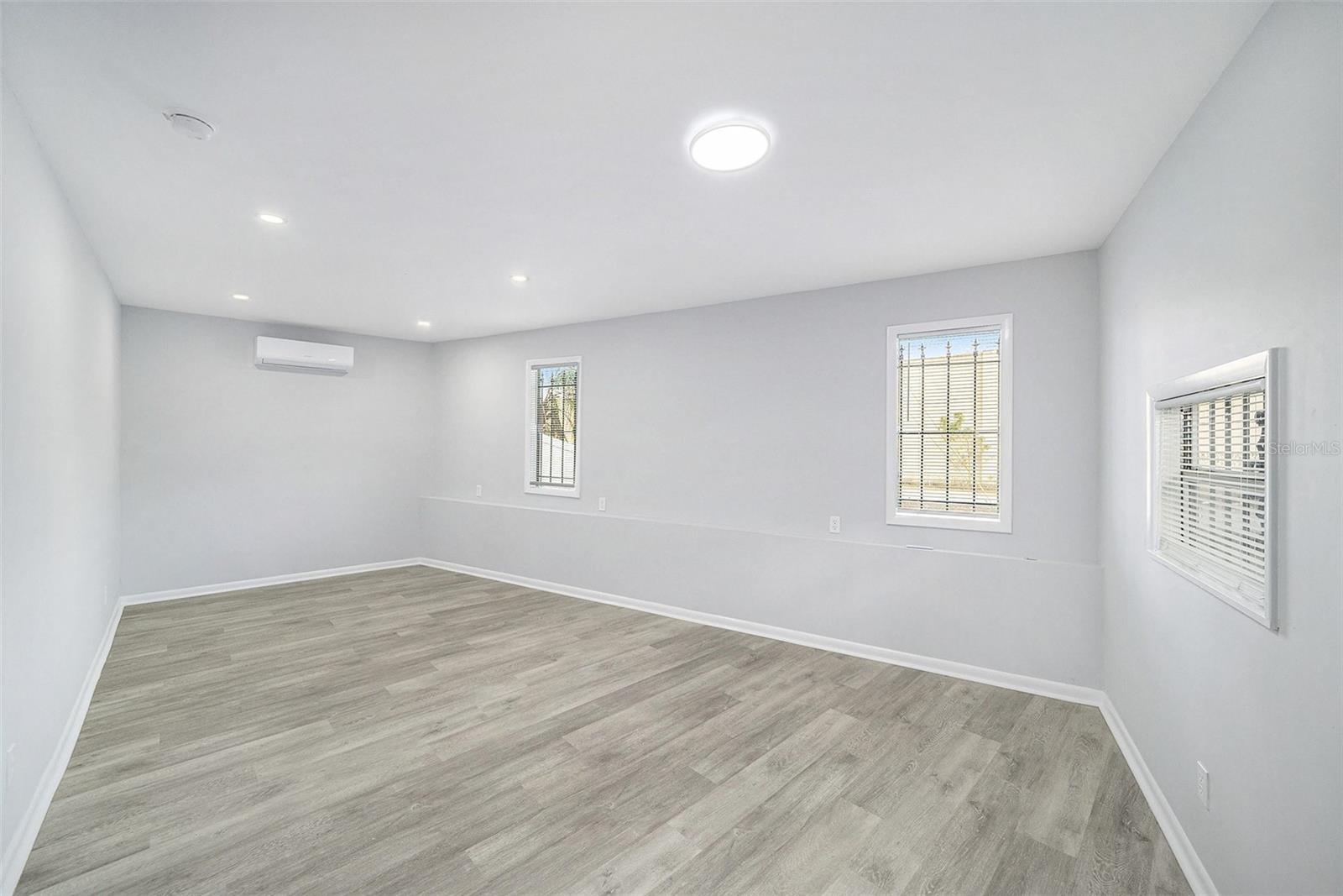 Listing photo id 10 for 10714 Central Avenue