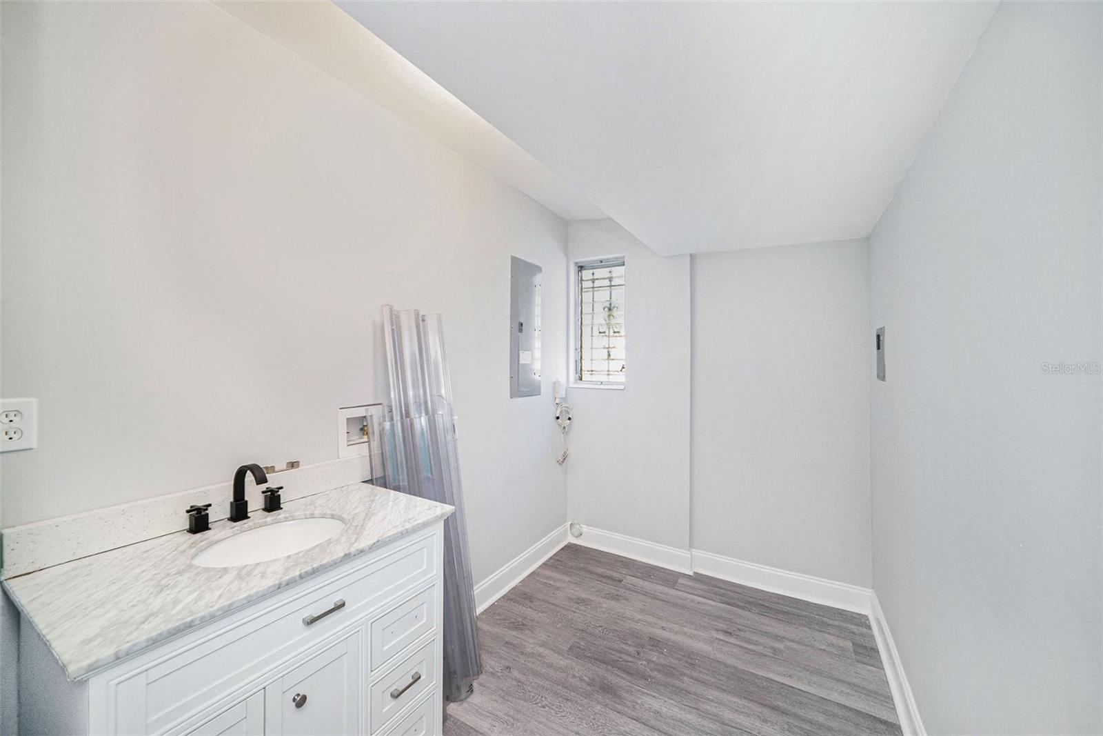 Listing photo id 25 for 10714 Central Avenue