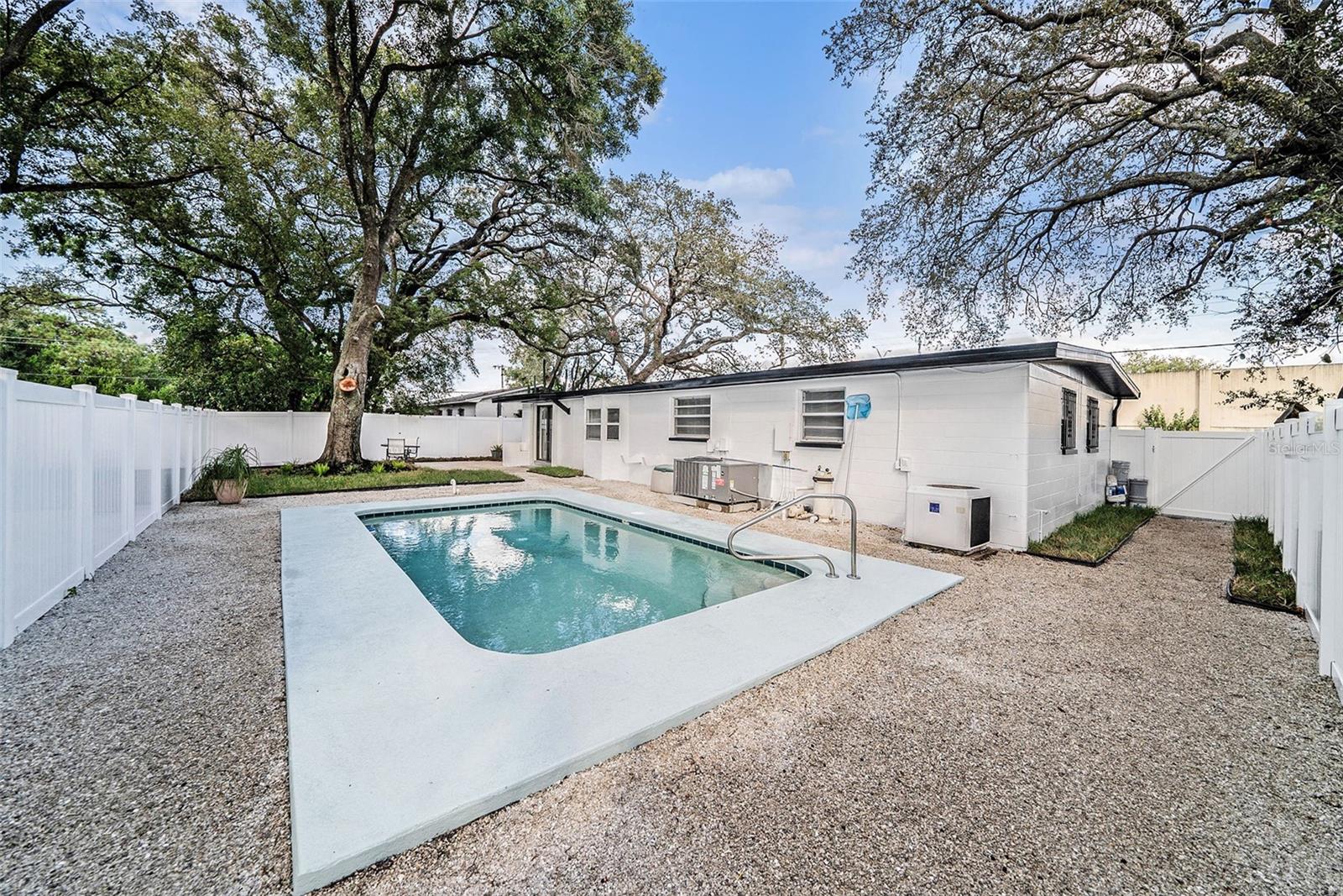 Listing photo id 3 for 10714 Central Avenue