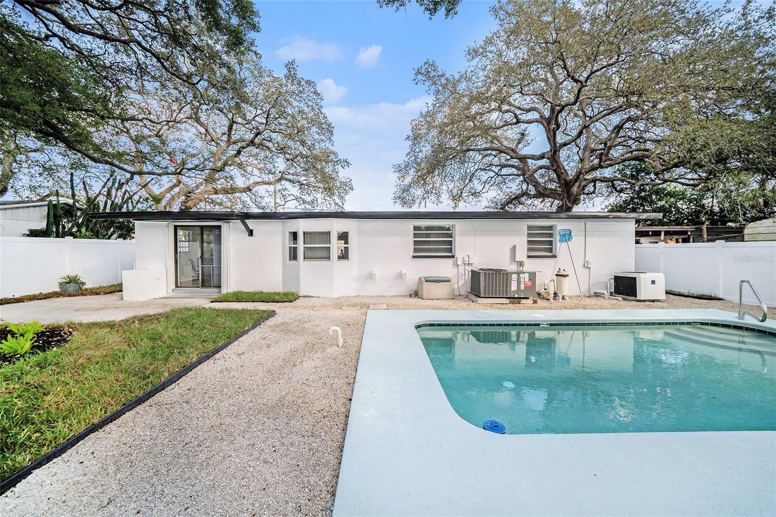 Listing photo id 4 for 10714 Central Avenue