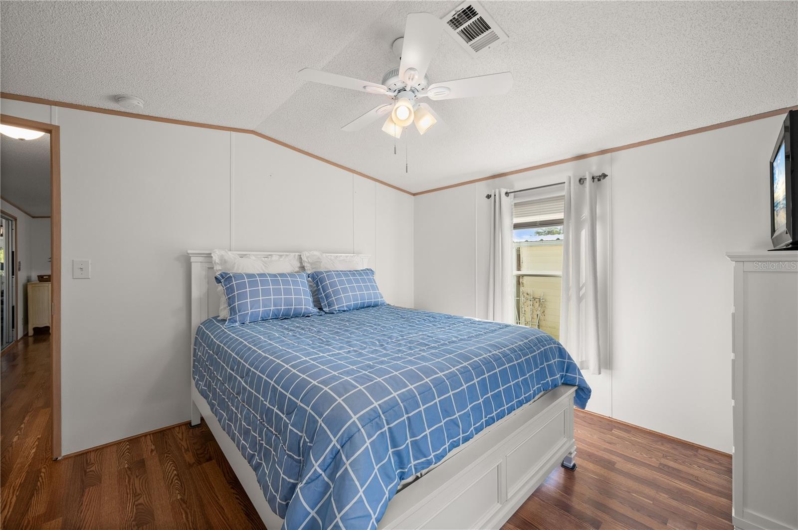 Image 29 of 55 For 24437 Harborview Road 114