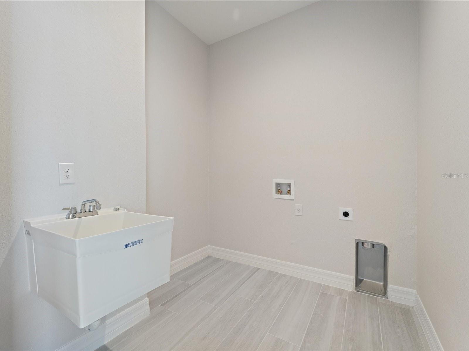 Image 33 of 38 For 774 Rotonda Circle